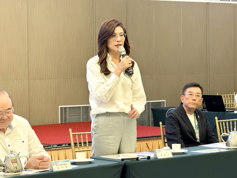 國民黨21日在新竹市舉行行動中常會，黨主席鄭麗文（中）表示，黨中央確立「現任優先」原則力挺新竹市長高虹安連任，同時力拚國民黨籍議員與里長選舉全壘打。