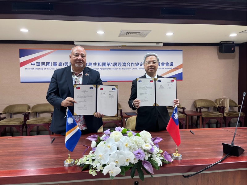 經濟部長龔明鑫（右）21日與馬紹爾群島共和國天然資源暨商務部長穆勒（左）共同主持首屆「台馬經濟合作協定（ECA）聯合委員會會議」，並於會中簽署「第1號決議文（聯合委員會職掌及程序規則）」，為雙方後續合作建立制度性基礎。（經濟部提供）