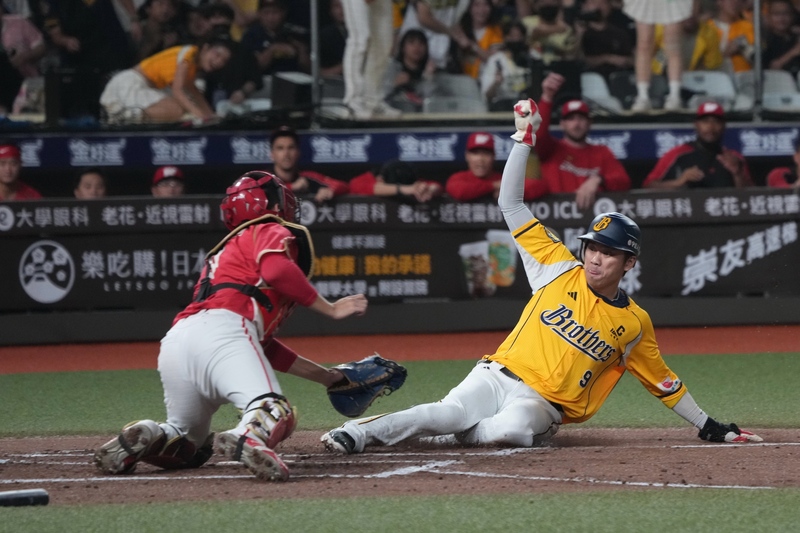 2026中華職棒總冠軍賽（台灣大賽）由味全龍隊與中信兄弟隊爭冠，21日關鍵第4戰6局下半，兄弟王威晨（右）從二壘一路奔回本壘，經重播輔助判決確認成功得分，助隊追平比數。
