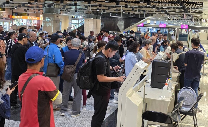 受颱風薔琵影響，民航局截至今天(23日)上午10時統計，國內線取消262架次，國際暨兩岸航線取消715架次。圖為澎湖機場人潮。(澎湖航空站提供)