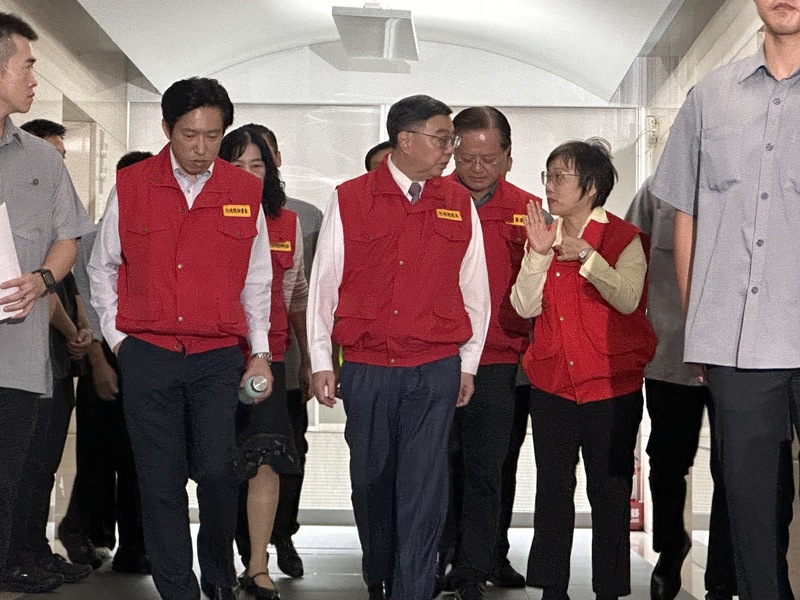 行政院長卓榮泰（中）22日視察颱風薔琵中央災害應變中心時表示，颱風襲台，地方政府應提早升級應變中心層級，並呼籲國人提前做好防颱準備，不要從事水域和山域活動。