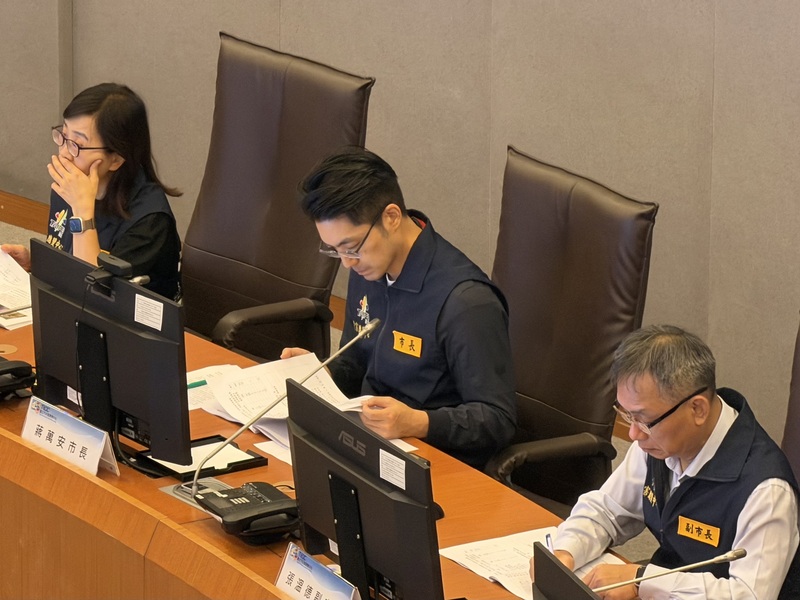 台北市政府24日上午舉辦薔琵颱風第4次工作會報，台北市長蔣萬安(中)聽取各局處報告。