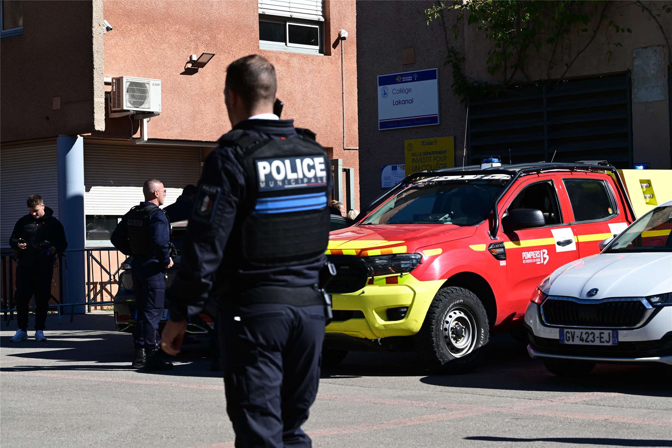 法國馬賽（Marseille）附近城鎮奧班（Aubagne）的一所國中發生校園槍擊案，警方到場調查。