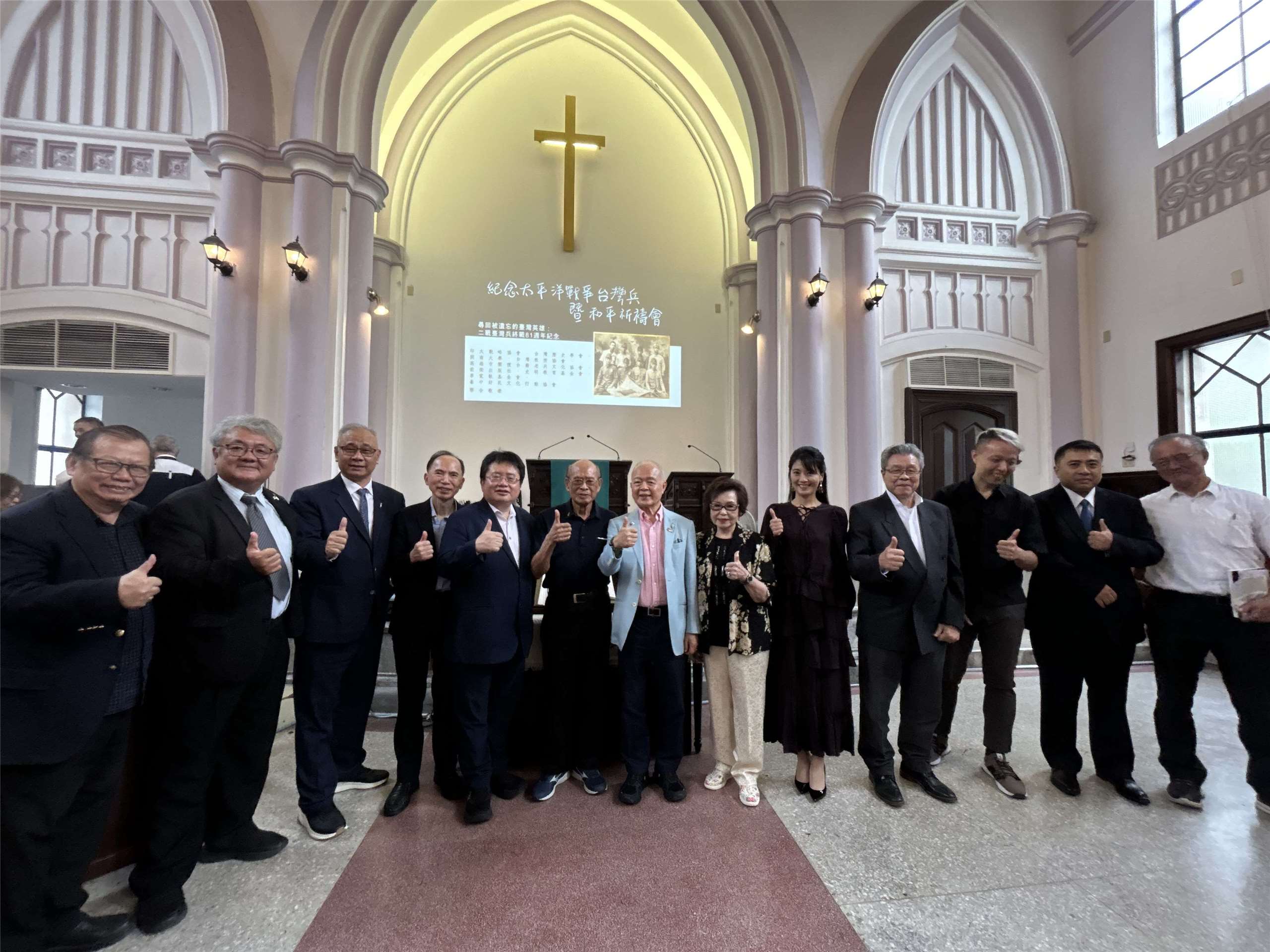追念臺灣兵暨和平祈禱會，由日籍音樂家真氣（右五）、國寶級歌手紀露霞（右六）、楊烈（右四）演唱，出席貴賓還包括：（左一至五）黃澎孝前國代、高雄關懷臺籍老兵協會朱家煌醫師、開南大學副校長陳文甲、主辦人林重賢醫師、矢板明夫執行長，右七為陳天隆國策顧問。圖：主辦單位提供