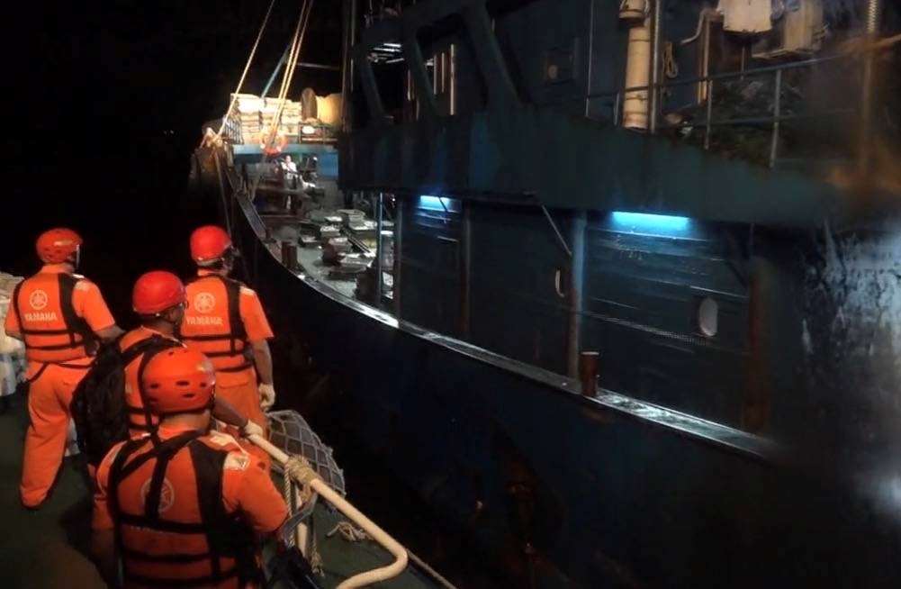 海巡署台中海巡隊1日凌晨在台中外海查扣越界捕魚、塗銷船名的中國籍鐵殼船，將7人押返偵辦。(圖：海巡署)