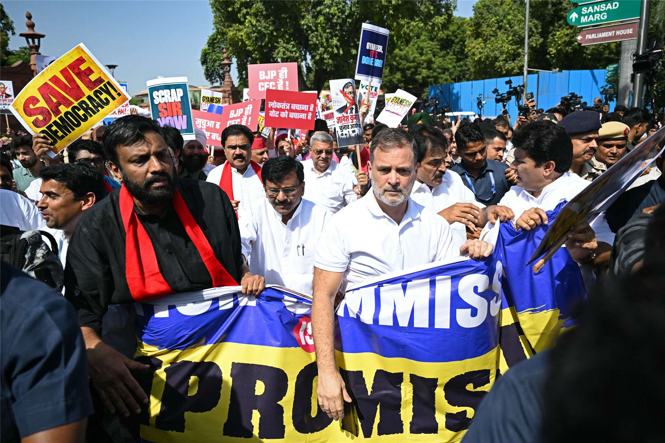 印度反對黨領袖拉胡爾·甘地（Rahul Gandhi）(中 )6日在一場抗議選舉委員會的遊行活動中，遭警方短暫拘留後獲釋。