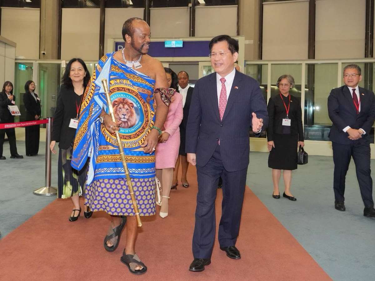 非洲友邦史瓦帝尼國王恩史瓦帝三世(Mswati Ⅲ，左)率團訪台，外交部長林佳龍(右)前往接機 (外交部提供)