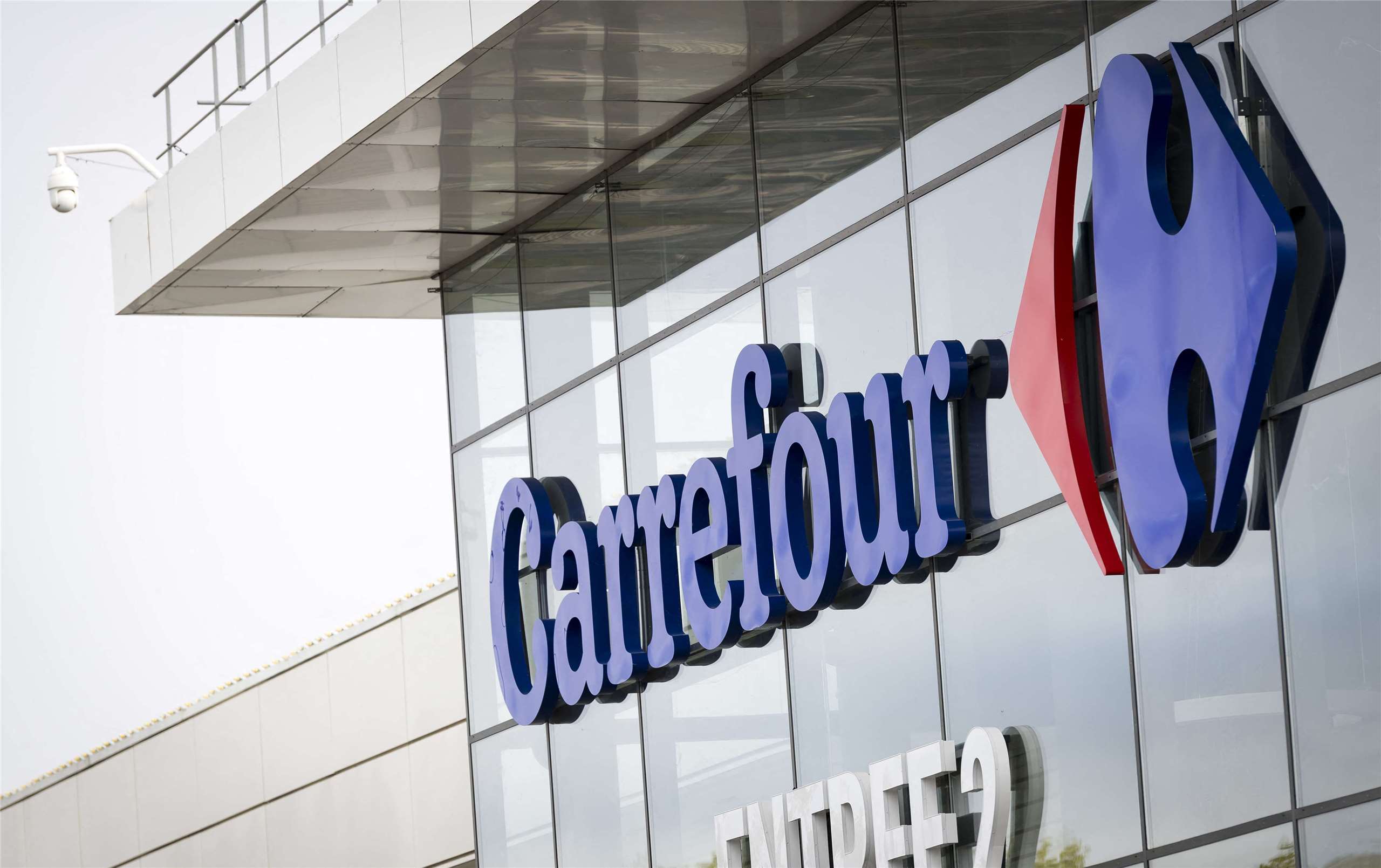 法國零售巨擘家樂福(Carrefour)宣布，受到法國示威活動演變成暴力打劫等衝突事件衝擊，下修今年財測。(AFP)