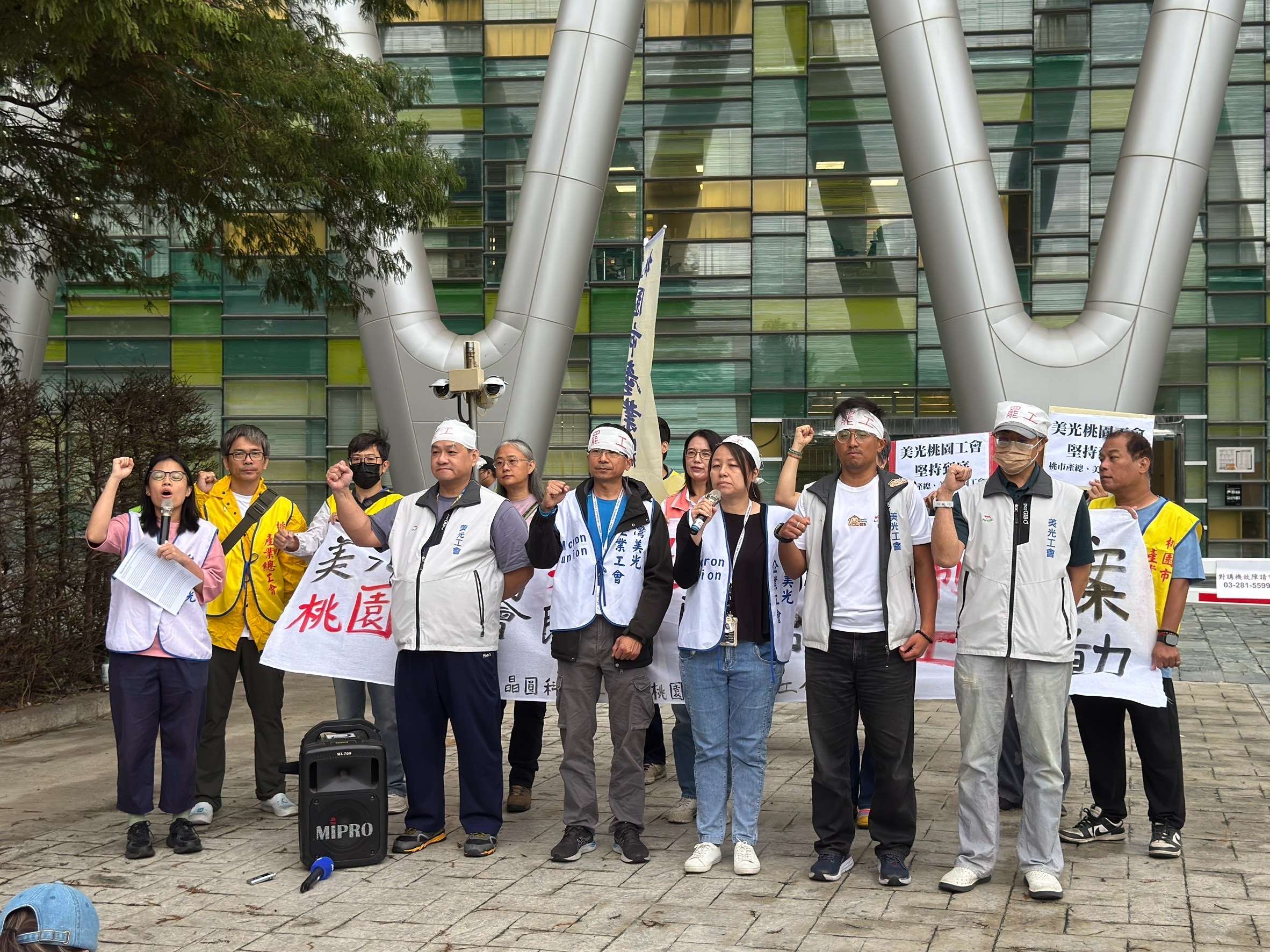 美光桃園工會與聲援代表22日高喊「桃園工會沒有放棄」，呼籲資方正視訴求、誠意協商。(桃產總提供)