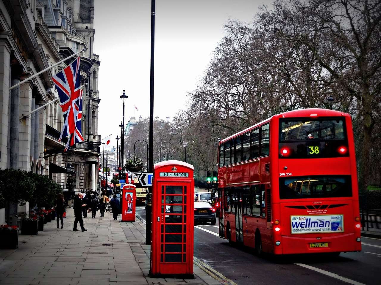 英國8月國內生產毛額(GDP)較前一個月成長0.1%，優於分析師普遍預測的萎縮0.1%。不過，這項數據仍顯示經濟成長速度放緩，低於7月的0.4%增幅。圖為英國街景。(Pixabay圖庫)