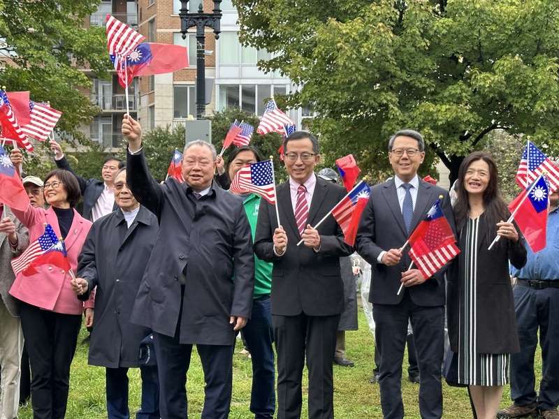 華府僑界4日舉行國慶升旗典禮，駐美代表俞大㵢 （前左1）與美京中華會館主席徐腕佑（前左2）等出席。
