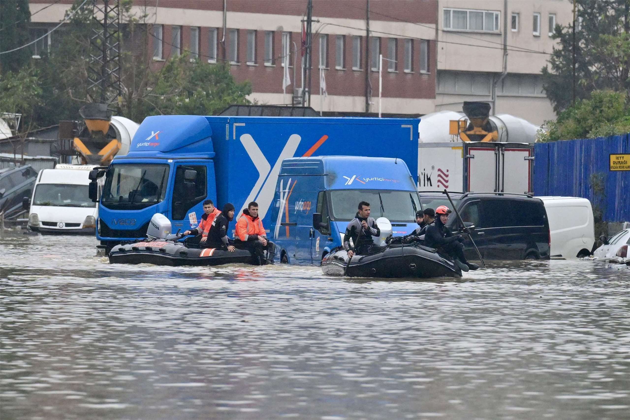 土耳其伊斯坦堡遭豪雨侵襲，淹沒住宅、商家、道路及地下道，導致車輛受困並造成嚴重交通混亂。圖為受困民眾搭救生艇疏散。