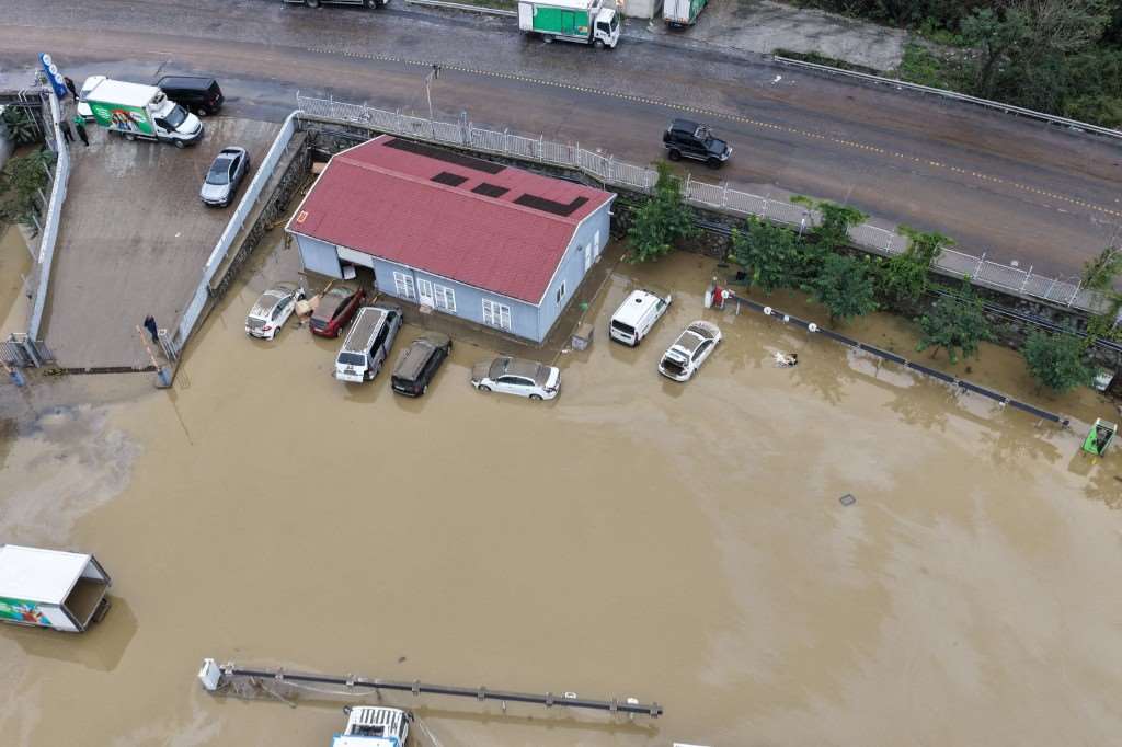 土耳其伊斯坦堡遭遇暴雨攻擊，道路、工業設施和車輛被泥濘的洪水包圍。(AFP)