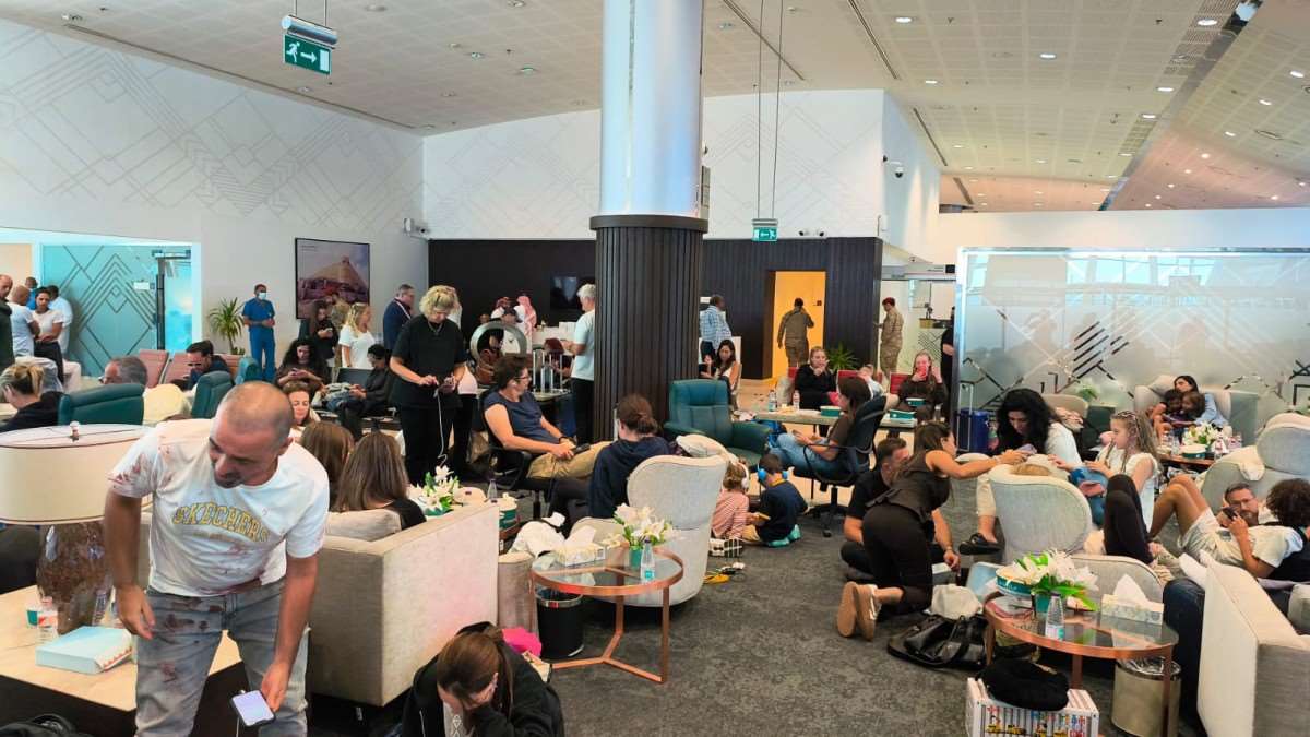 原定從杜拜飛往台拉維夫的杜拜航空FZ1073航班的旅客在沙烏地阿拉伯塔布克機場內。