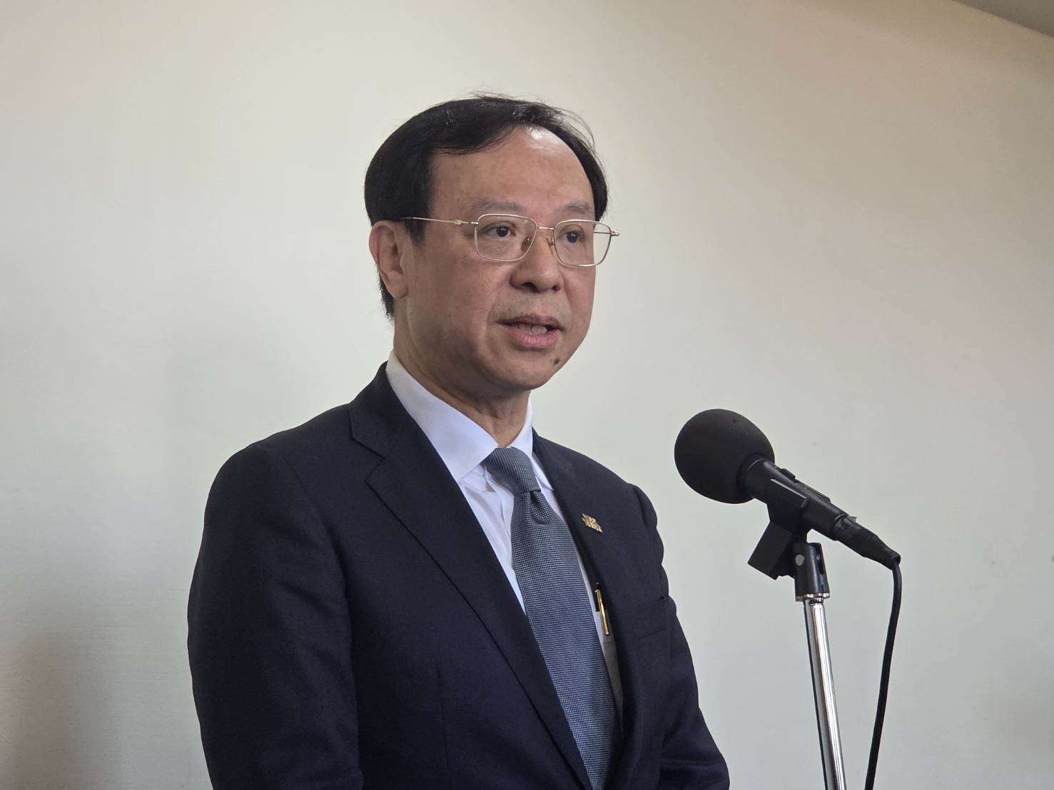 民眾黨今天準備強闖將攸關65歲以上長者免繳健保費修法闖關三讀。衛福部長石崇良對此表示，健保的精神是互助互利、量能付費，「天下沒有白吃的午餐」，若以「身份別」補助保費，必定轉嫁為其他人的負擔。(江昭倫 攝)
