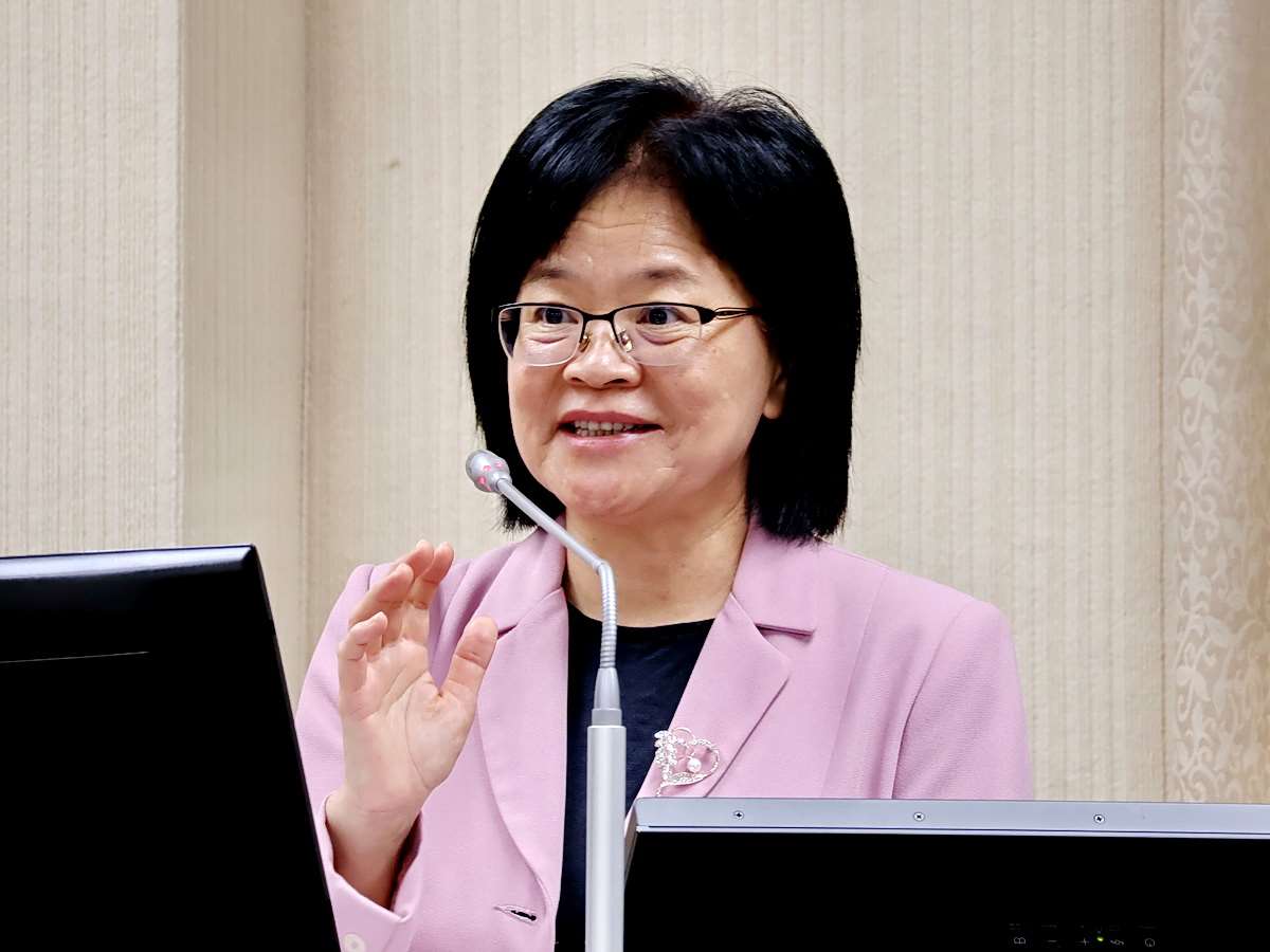 僑委會副委員長賴麗瑩15日在立法院表示，僑委會駐外人力確實不足，所以眷屬常以「志工」身分提供協助 (央廣記者王照坤 攝)