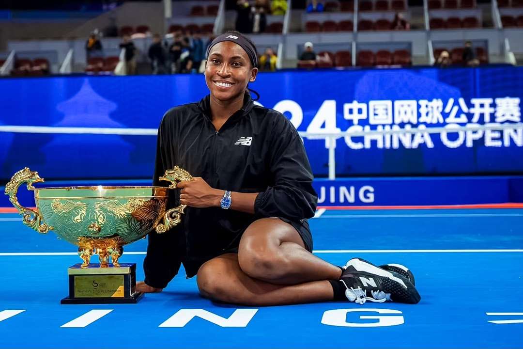 美國網球女將高夫表示，5日在中國網球公開賽擊敗地主少女選手孫欣然後，她在社群媒體上遭到大量種族主義辱罵。圖為高夫奪下2024年中國網球公開賽女子單打冠軍。(FB@Coco Gauff)