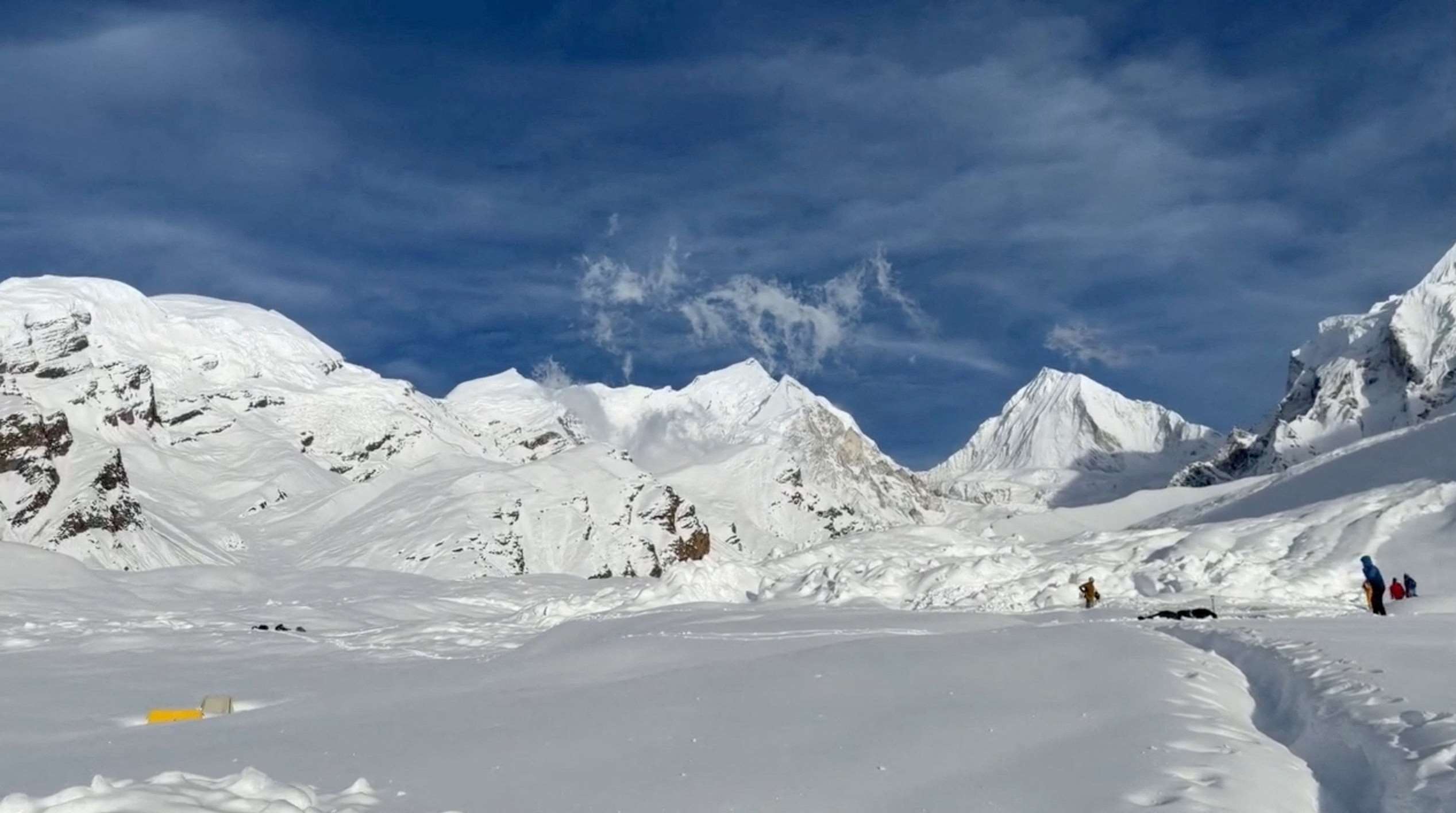 尼泊爾希姆隆峰（Himlung Himal）營地發生嚴重雪崩事件，造成多人罹難，當局全力搜救中。