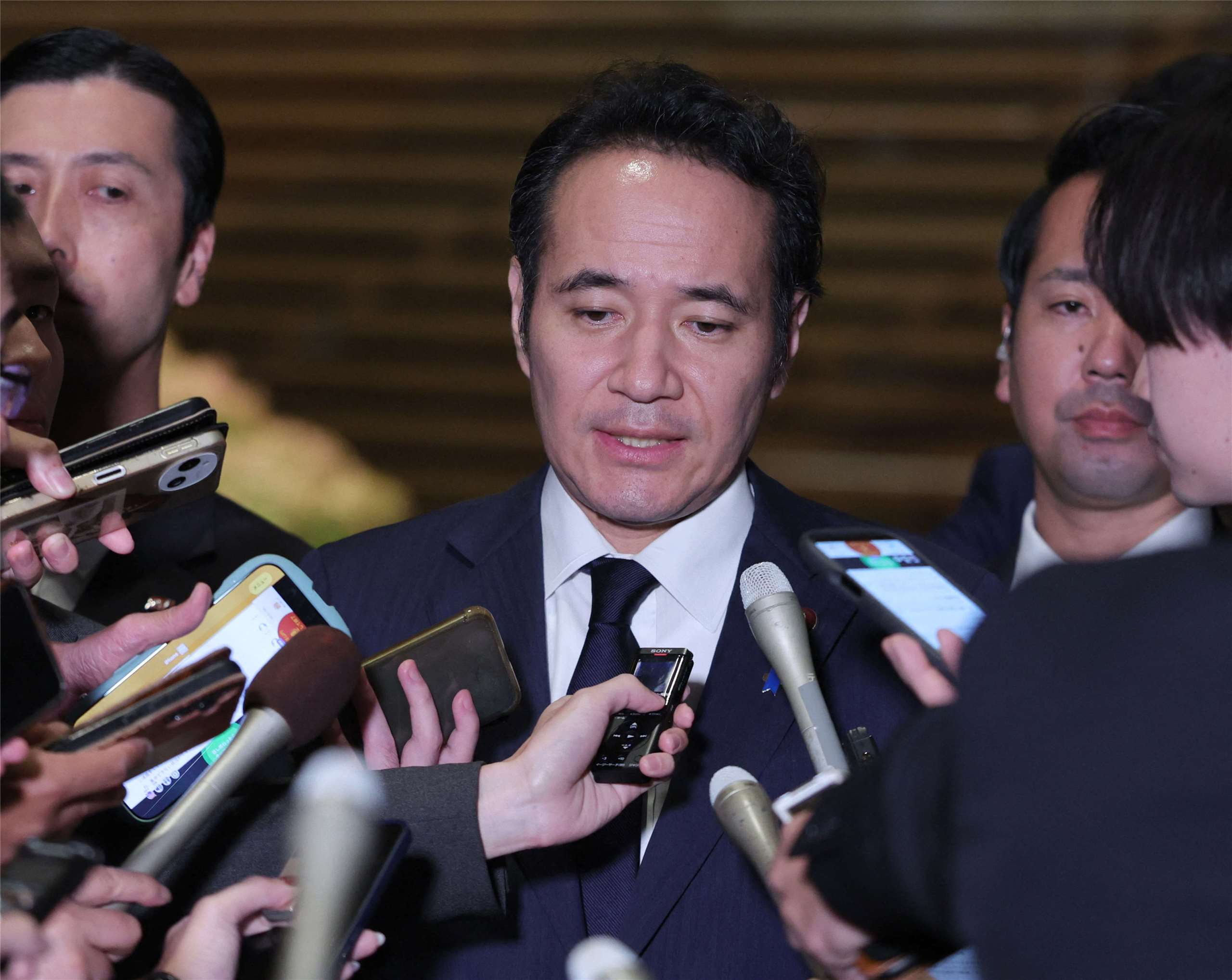 日本農林水產大臣簗和生14日在首相官邸接受媒體採訪，談到辭職原因表示，「不能再繼續給國會審議及農林水產行政工作帶來困擾」，並強調辭職是「自己的決定」。