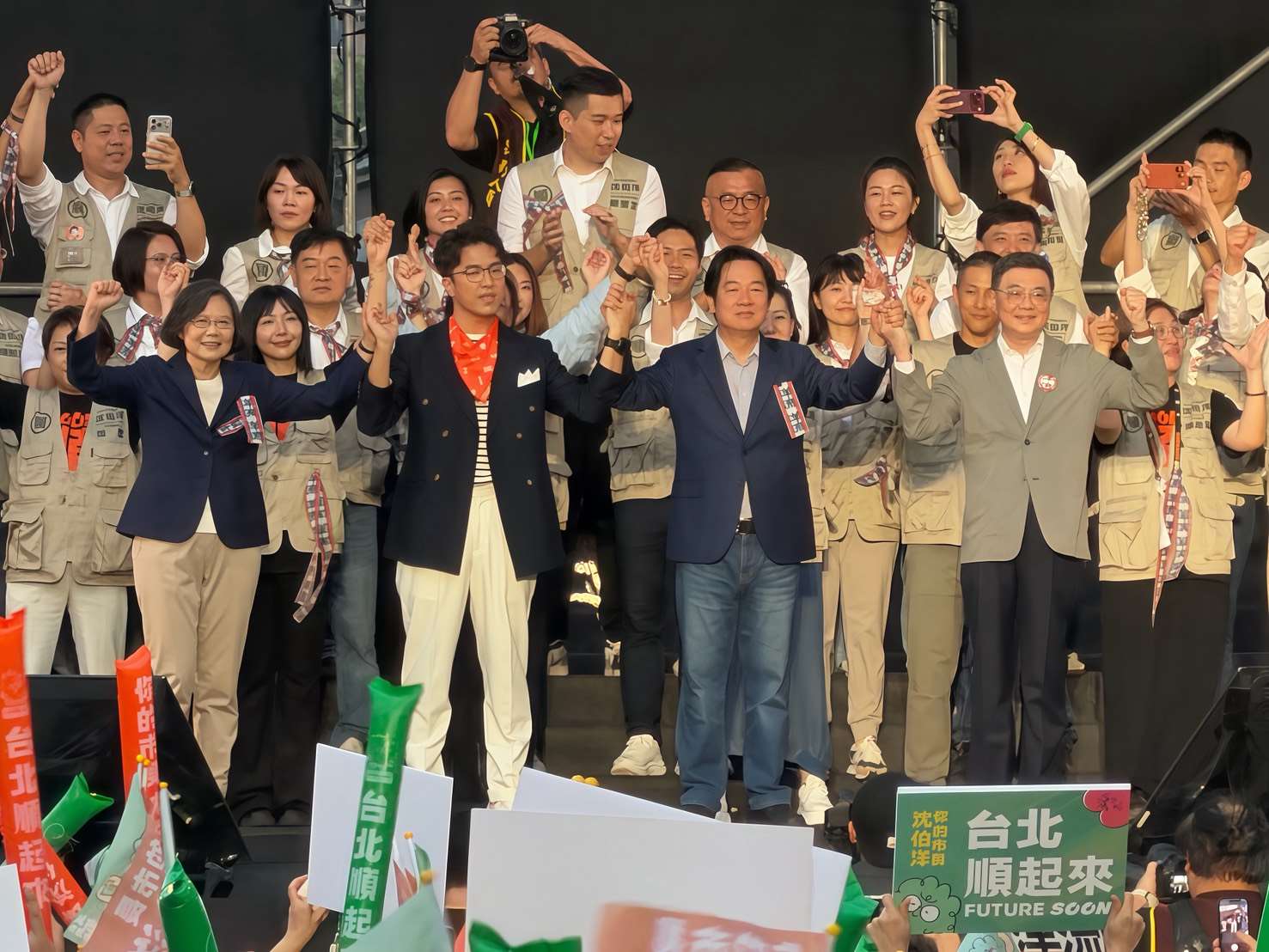 前總統蔡英文、賴清德總統、副總統蕭美琴及行政院長卓榮泰4日皆出席民進黨台北市長參選人沈伯洋4日競選總部成立活動。(鄭佑漢 攝)