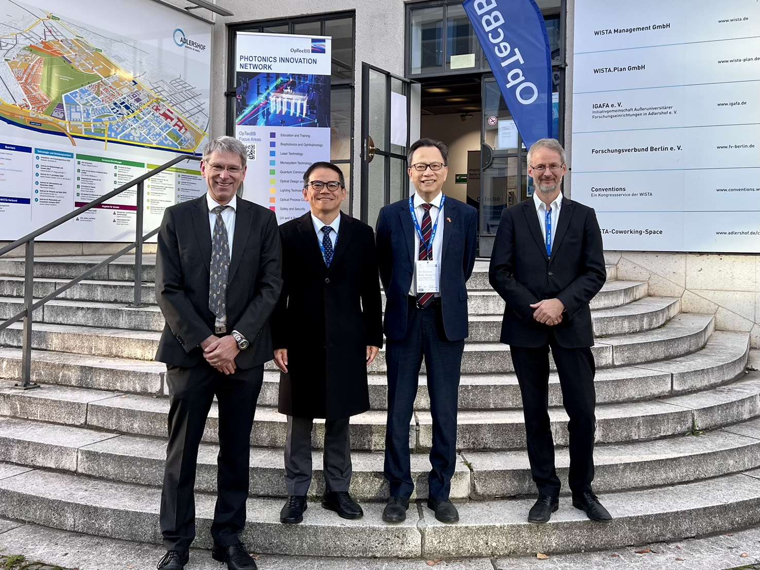 谷瑞生大使與主辦單位合影。由右至左：OpTecBB財務長Dr. Kolja Haberland、谷瑞生大使、駐德代表處經濟組長鍾昇宏、OpTecBB執行長Dr. Adrian Mahlkow。圖：駐德代表處提供