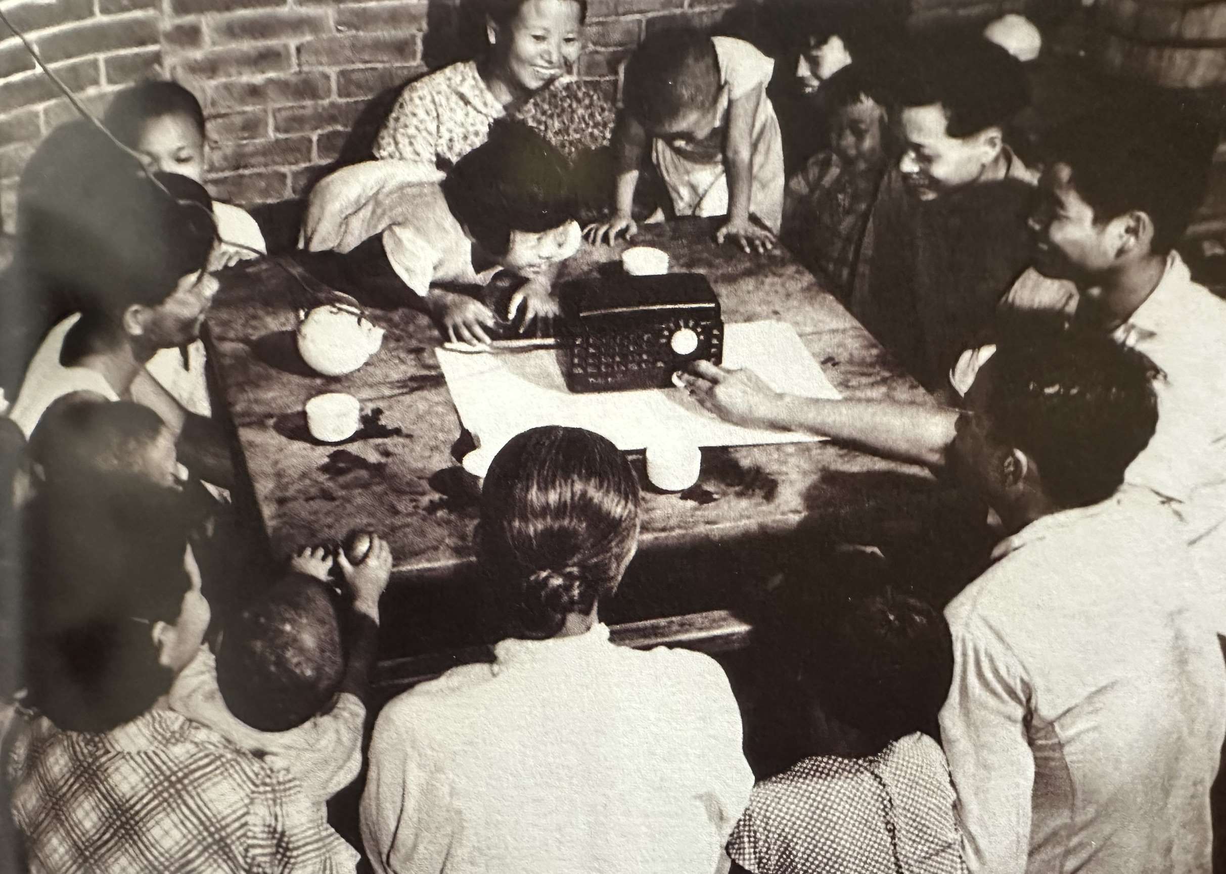 1960年代臺灣農村裡全家一起聽廣播