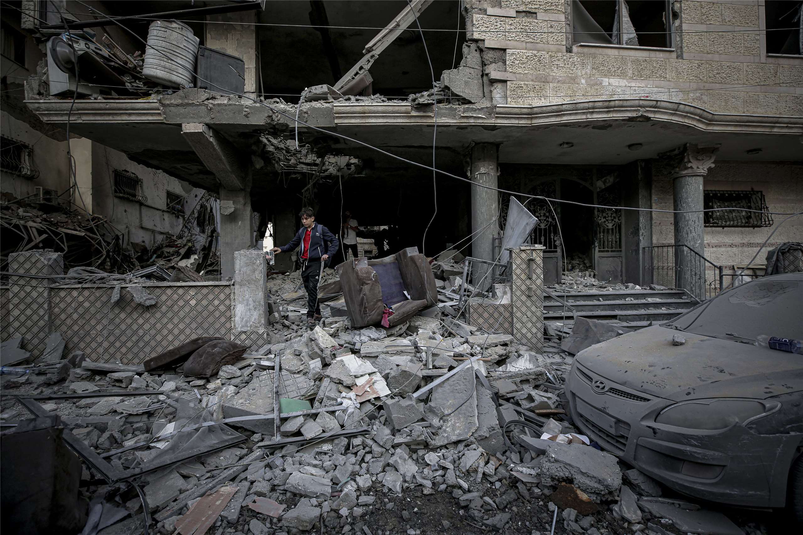 以色列空襲加薩走廊(Gaza Strip)一處公寓，據當地官員說，這起攻擊造成5人死亡，包括4名女性在內。