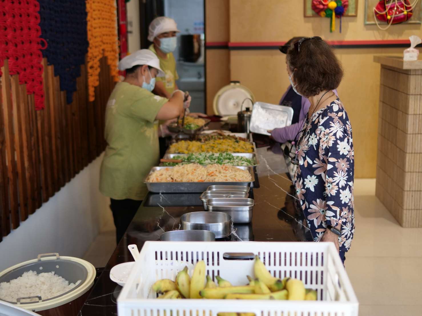 玉里甜心食堂提供溫馨、舒適的用餐與聚會空間，長輩可自備餐盒外帶，也可選擇留在現場安心內用與共餐。(圖：門諾基金會提供)
