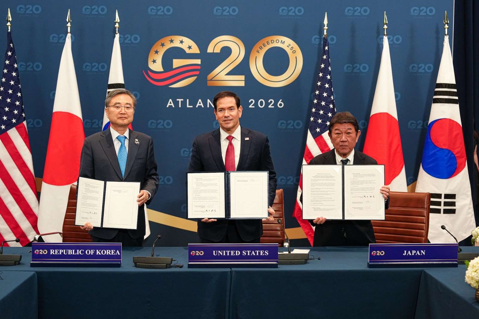 美國國務卿盧比歐(Marco Rubio,中)、南韓外交部長趙顯(左)、日本外務大臣茂木敏充(右)30日在美國喬治亞州亞特蘭大舉行的20國集團(G20)會議場邊舉行的會談中，重申他們堅決致力於實現北韓的無核化。 (圖:X@SecRubio)