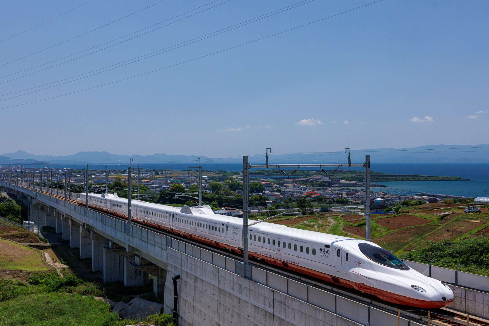 日本熊本縣7月28日遭遇的強震重創鐵路，JR鹿兒島本線宇土站到八代站區間10日重啟，代表JR九州的地方鐵路睽違74天全線復駛。(FB@JR九州 鐵道輕旅行)