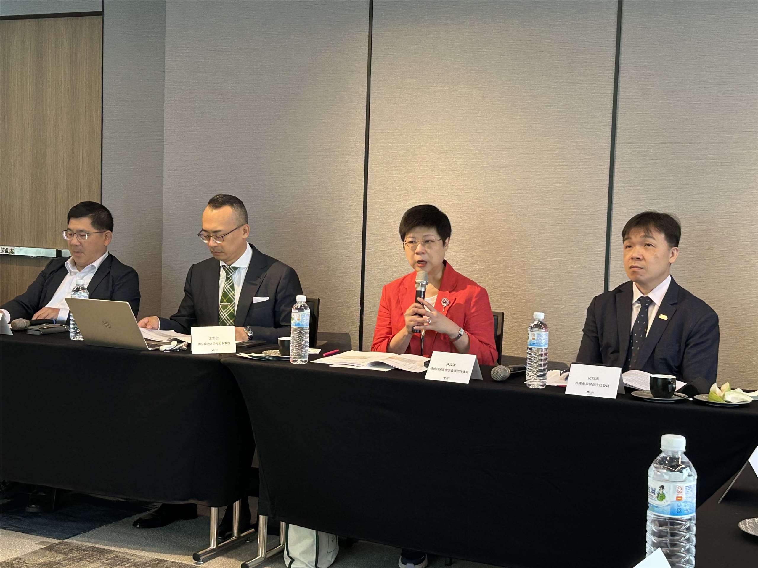 陸委會今天(2日)在台南邀集專家學者，針對「二次川習會後美中經濟科技安全與台灣的戰略選擇」進行座談，陸委會副主委沈有忠(右1)、國安會諮委林志潔(右2)與會聆聽學者建議。（趙婉淳 攝）