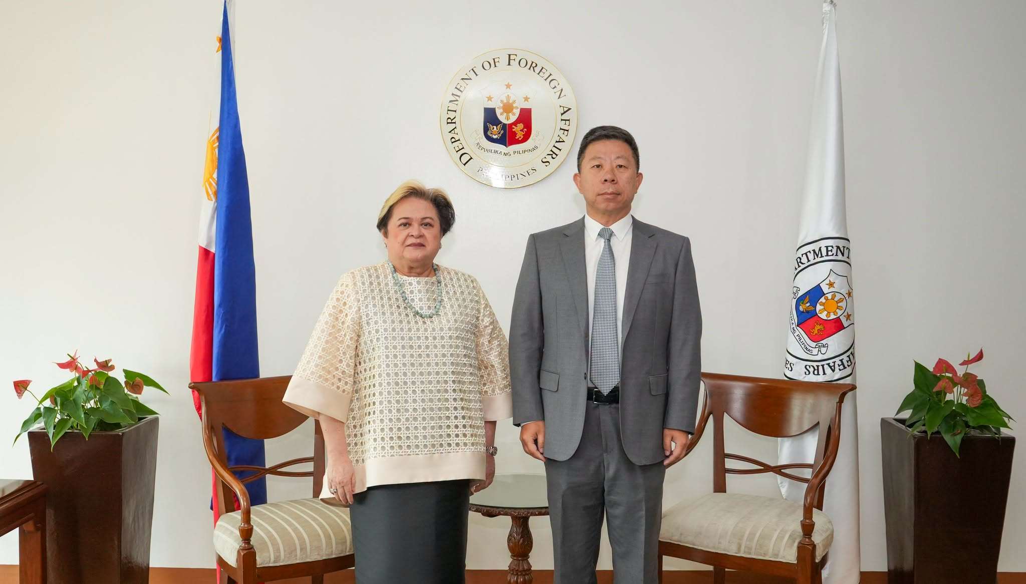 菲律賓外交部長拉薩洛(Maria Theresa Lazaro)(左)19日見中國駐馬尼拉大使井泉(右)，就近期菲方官員及政治人物「斷章取義、汙衊抹黑中方」的言論提出嚴正交涉。(FB@Department of Foreign Affairs, Republic of the Philippines)
