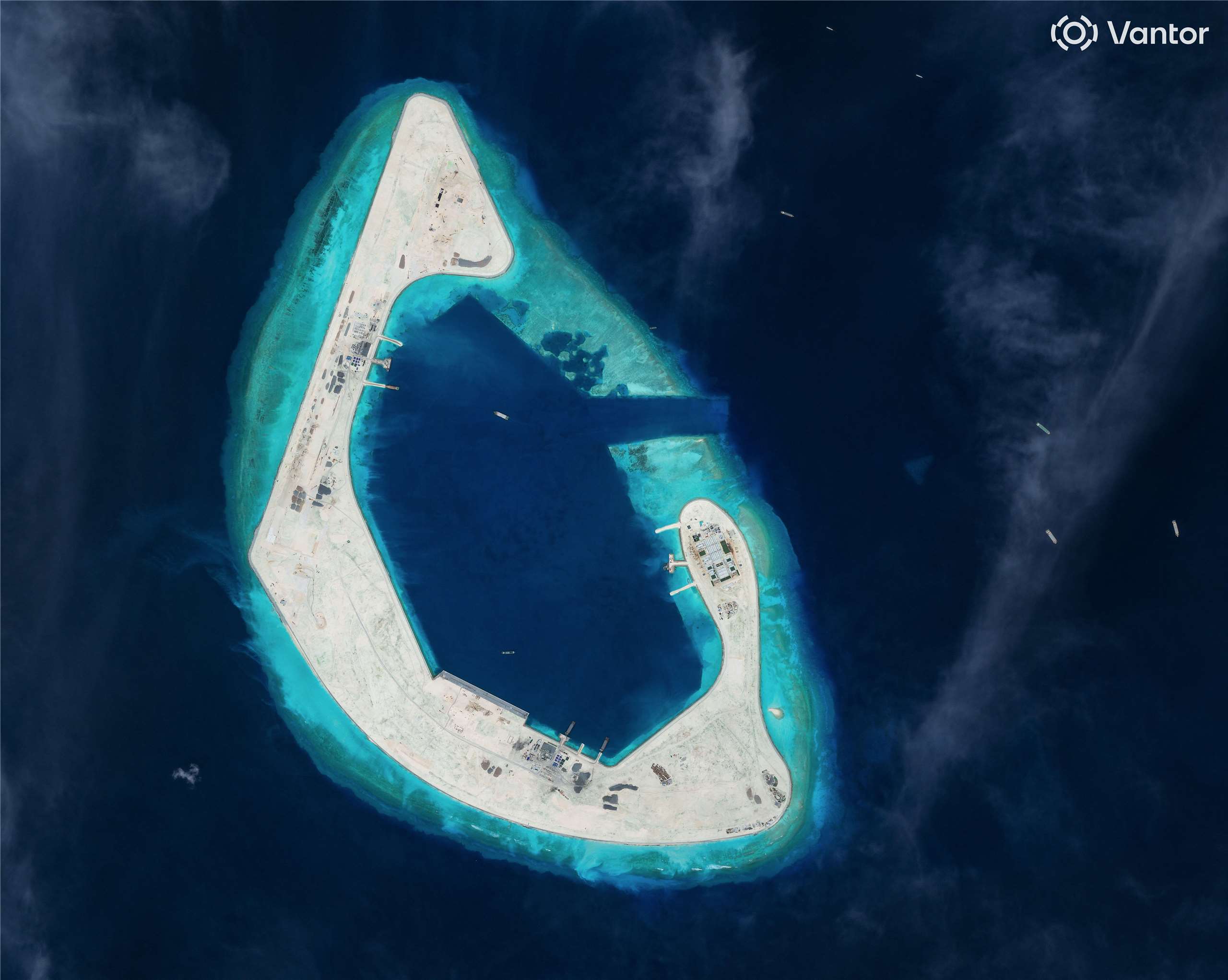 衛星影像顯示，羚羊礁上正在整地，堆放大量碎石和混凝土，壓實機具和吊車也在運作，要打造一條全尺寸跑道。