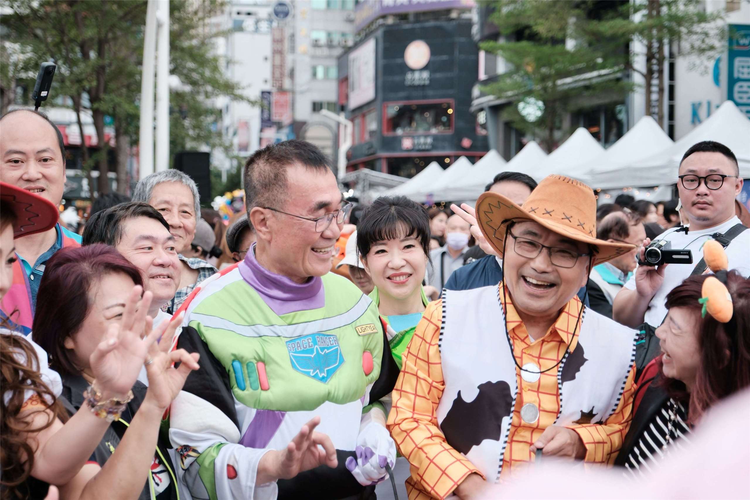 新北萬聖節活動， 新北市長侯友宜和國民黨新北市長候選人李四川出席。(侯友宜臉書)