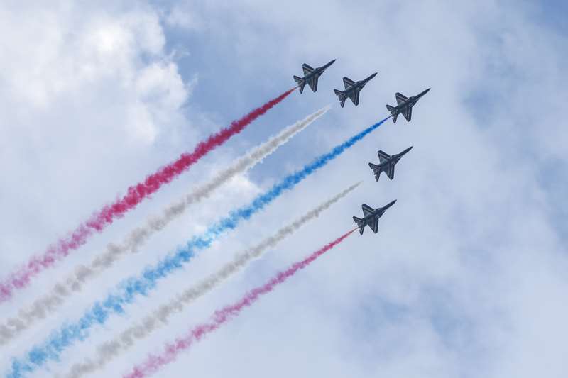 雙十國慶將至，國慶晚會、大會、煙火與晚會即將輪番登場。圖為空軍雷虎小組於去年國慶大會飛越總統府上空資料照。(圖：中央社)