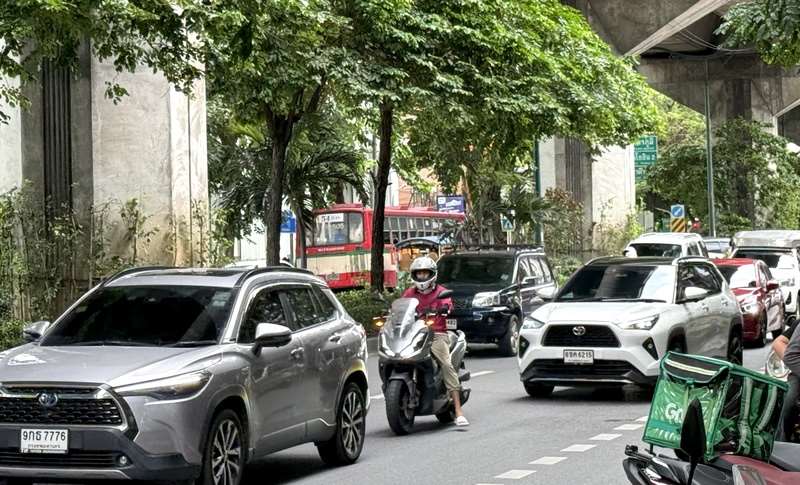 泰國政府計畫自2027年1月1日起，將部分未享租稅優惠的進口電動車稅率提高至至少30%。圖為曼谷街頭的各品牌汽車。