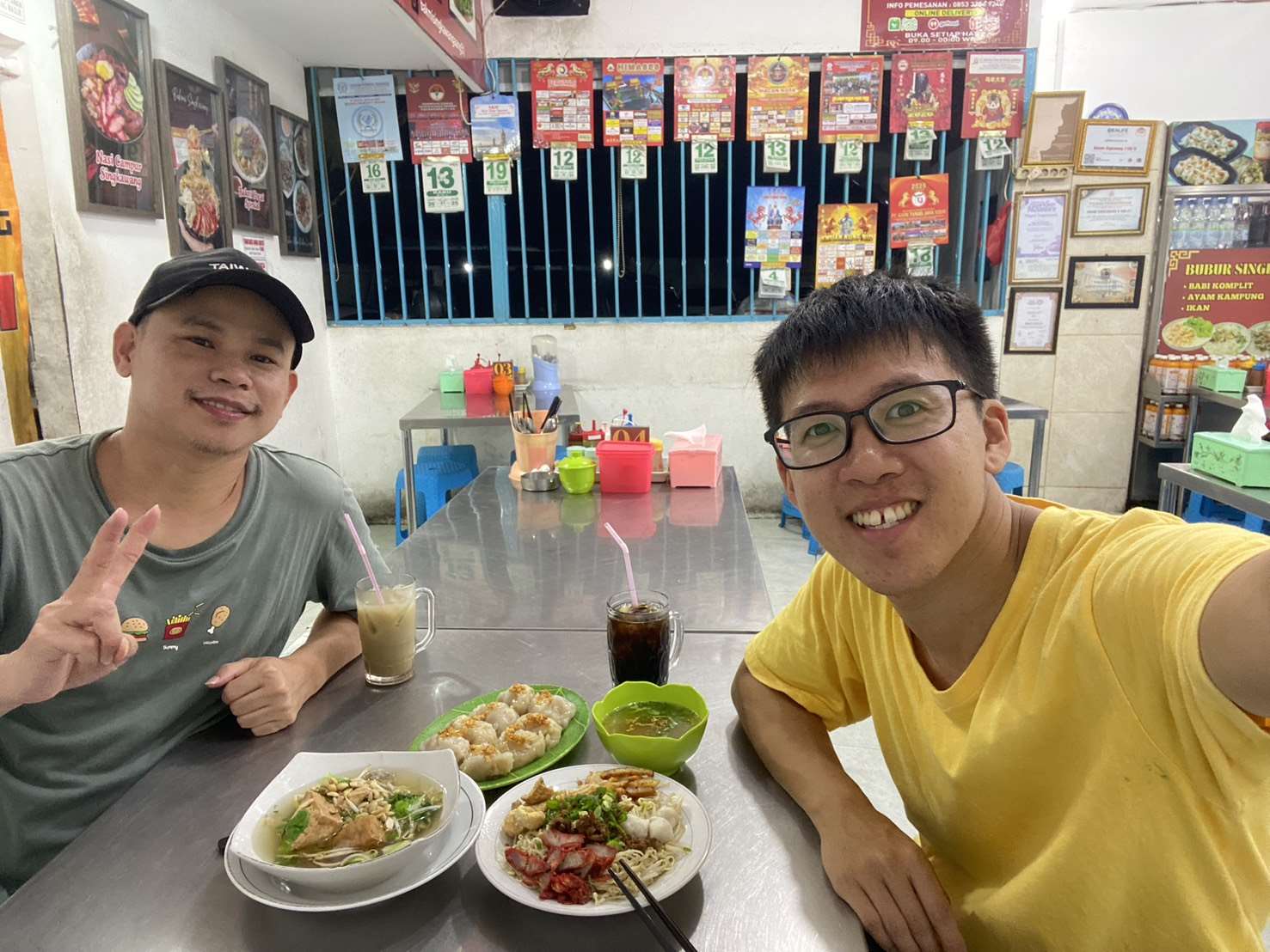 鄧承平(右一)喜愛山口洋的客家美食