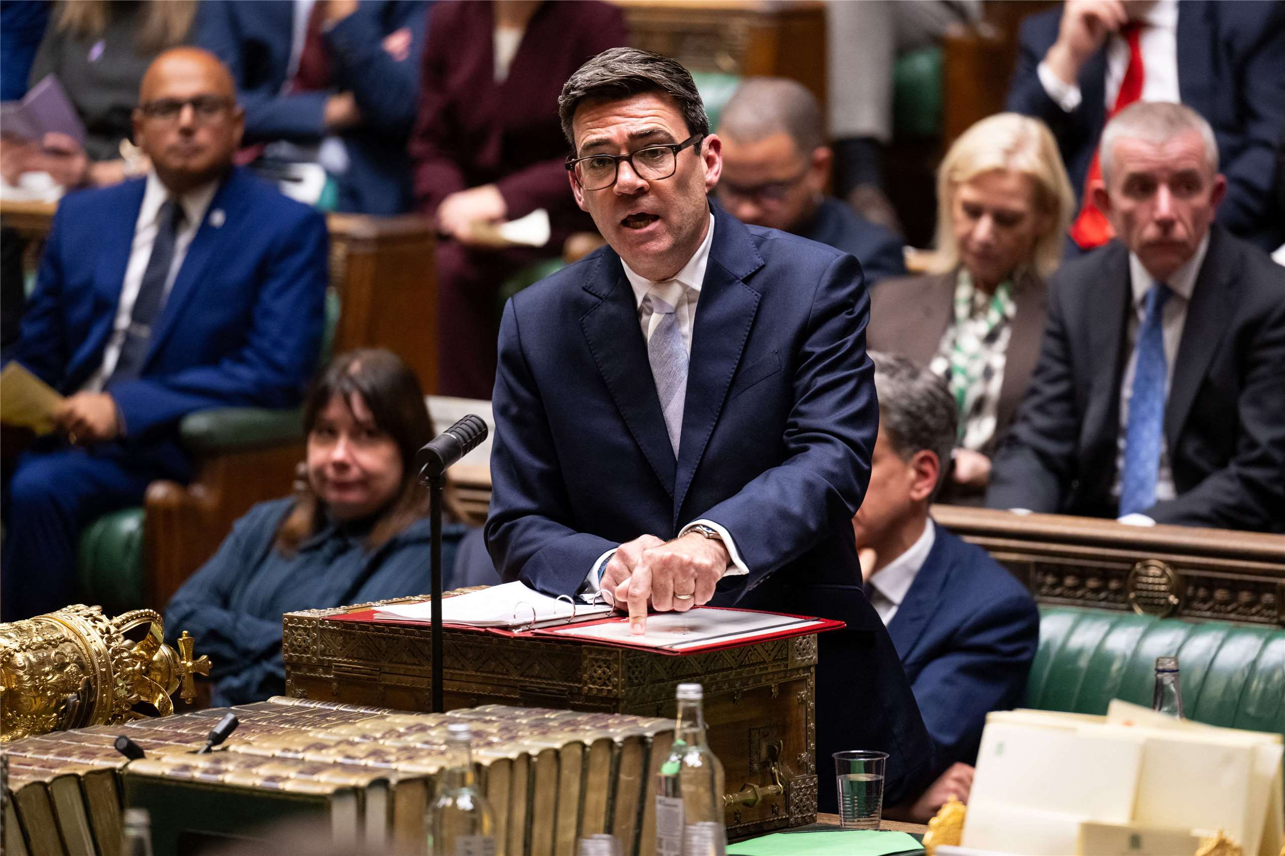 英國首相柏南（Andy Burnham）12日在國會備詢。