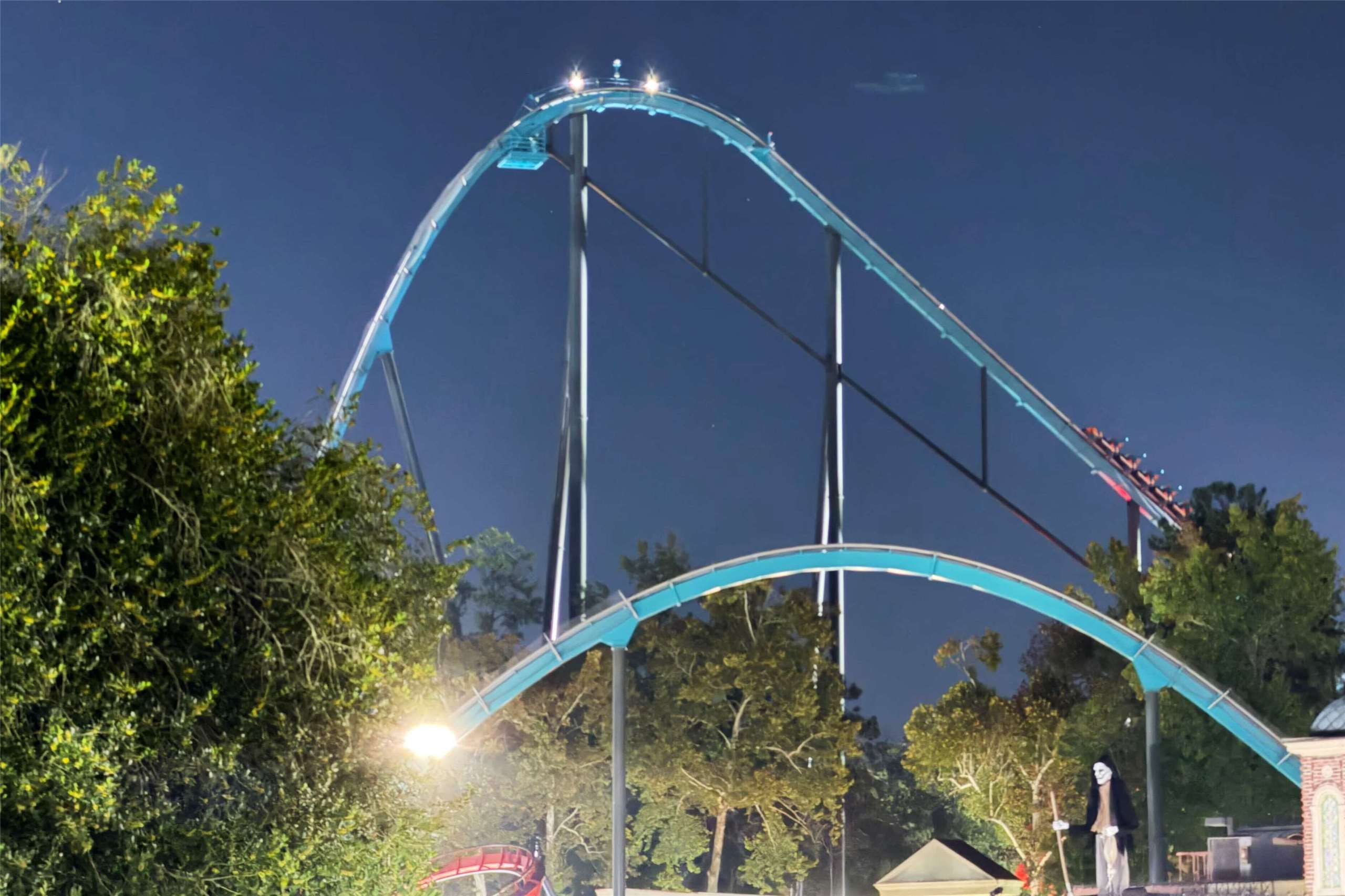 美國喬治亞州六旗（Six Flags）主題樂園12日發生雲霄飛車意外，造成1人喪生和數人受傷。