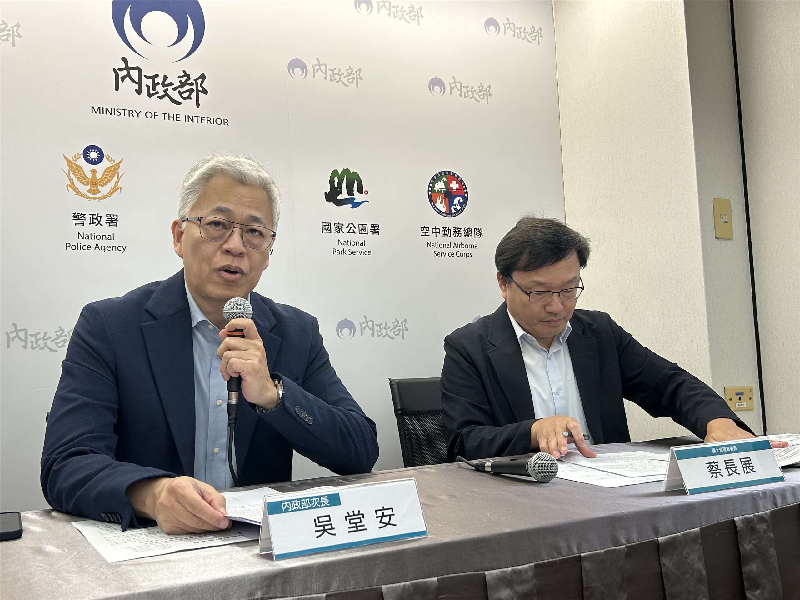 內政部常務次長吳堂安(左)、內政部國土管理署署長蔡長展(右)今天(22日)下午舉辦部務會務後記者會。（趙婉淳 攝）