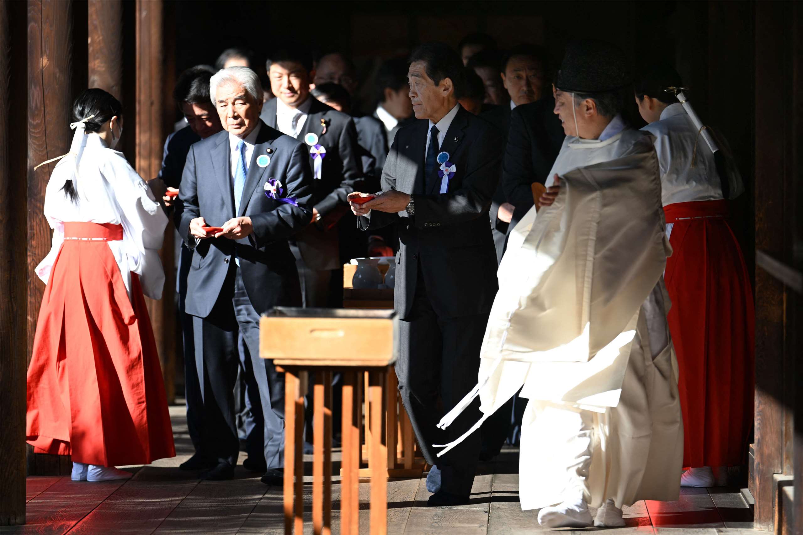 日本國會議員在東京靖國神社為戰爭死難者祈禱後離開。(AFP)