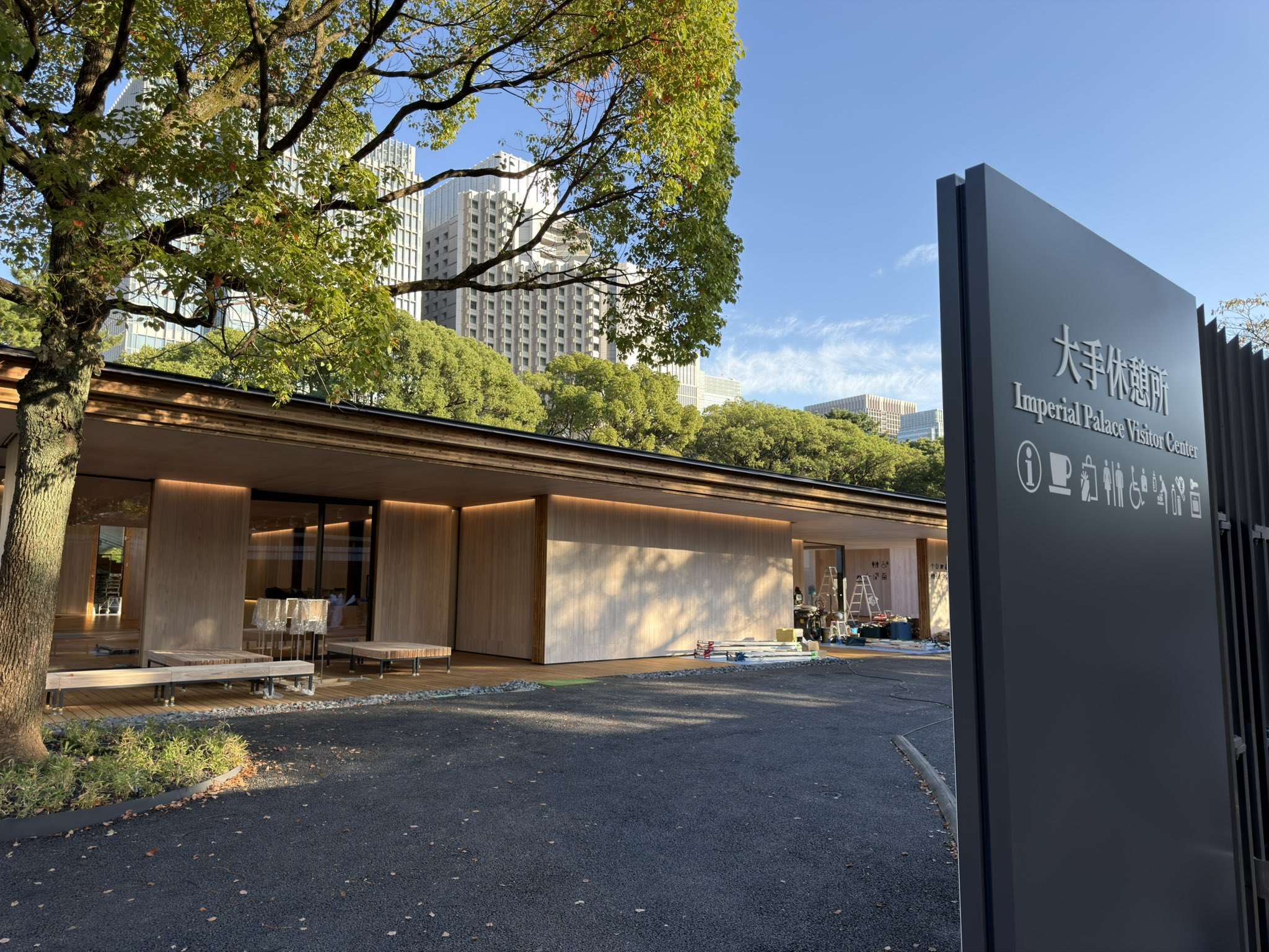 日本皇居觀光的入口近期將新設「大手休憩所」，其中一部分將設置咖啡廳，由經營咖啡專賣店的「猿田彥咖啡」負責營運。(翻攝X@tetsuya1010)