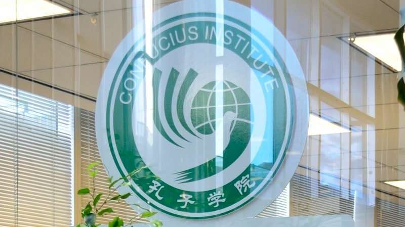 英國教育部認證的華語文教材遭披露使用北京政治宣傳語言，肯定孔子學院、「一帶一路」等倡議，引發外界批評。圖為中國在各國大學中合作成立的孔子學院。資料照片(Twitter)