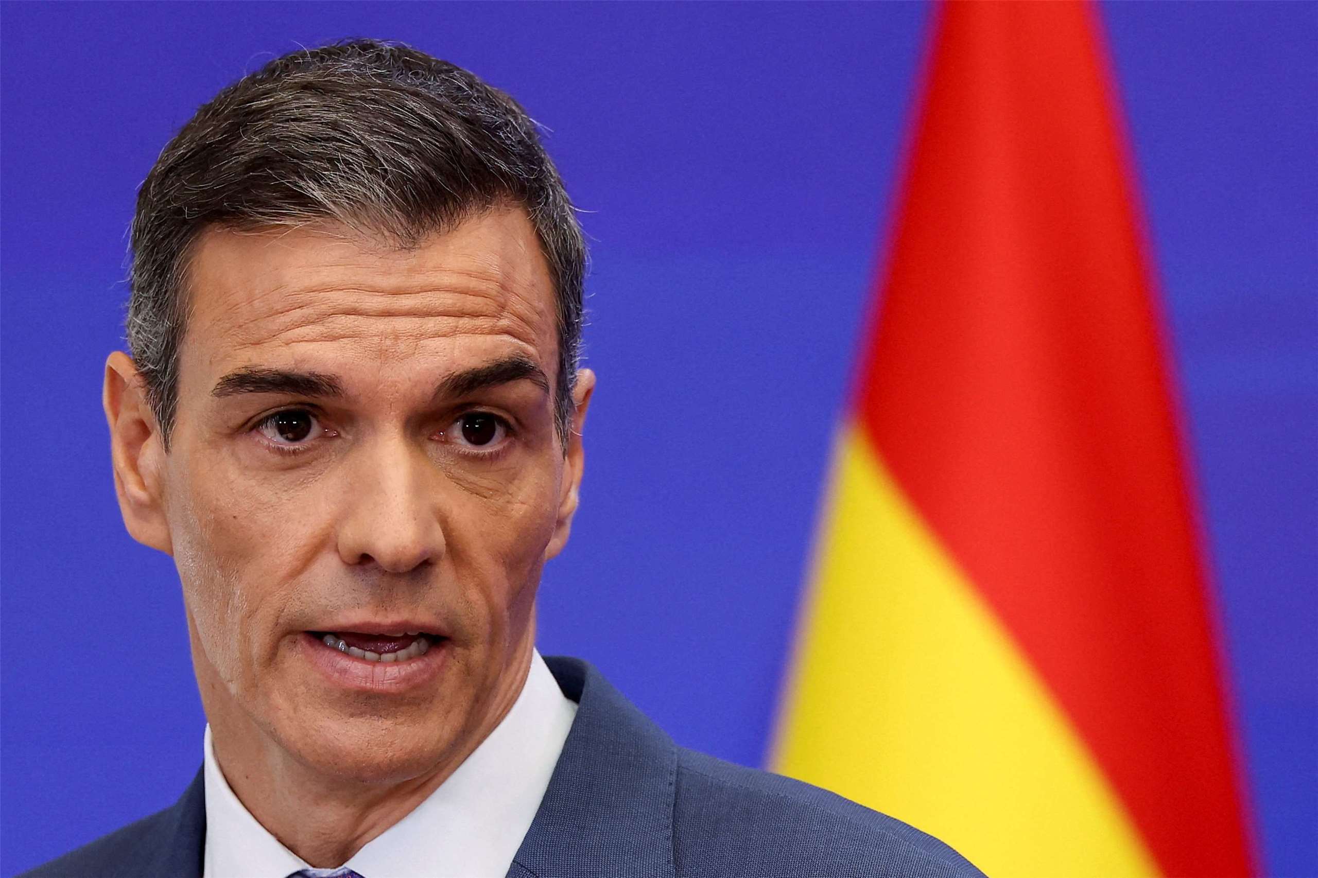 西班牙總理桑傑士(Pedro Sanchez)在首相官邸蒙克洛亞宮(Moncloa Palace)發表演說。