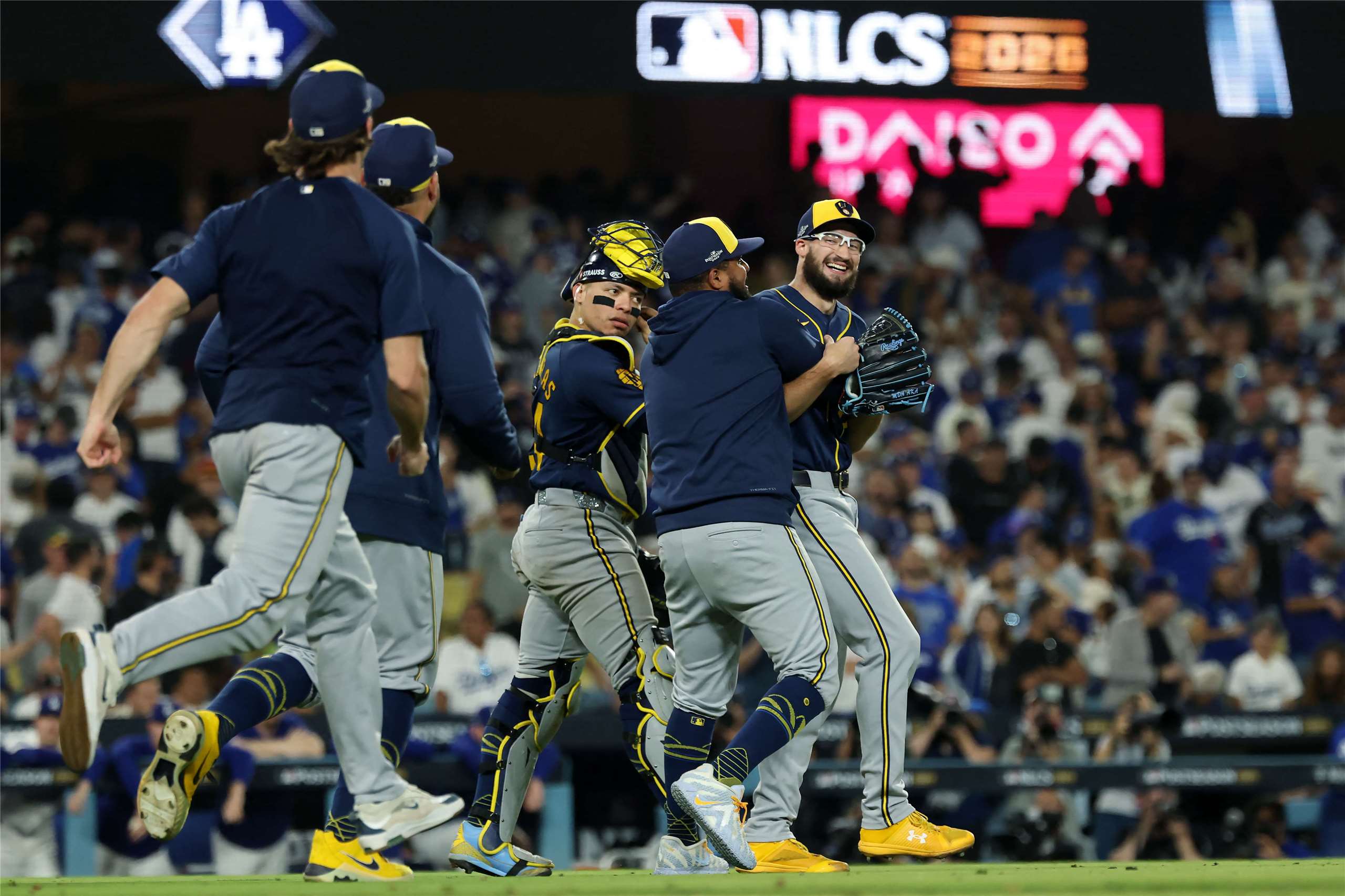 在洛杉磯道奇體育場舉行的MLB國家聯盟冠軍系列賽第四場比賽中，密爾瓦基釀酒人隊投手阿什比(Aaron Ashby)在拿下洛杉磯道奇隊的最後一個出局數後與隊友慶祝。(AFP)