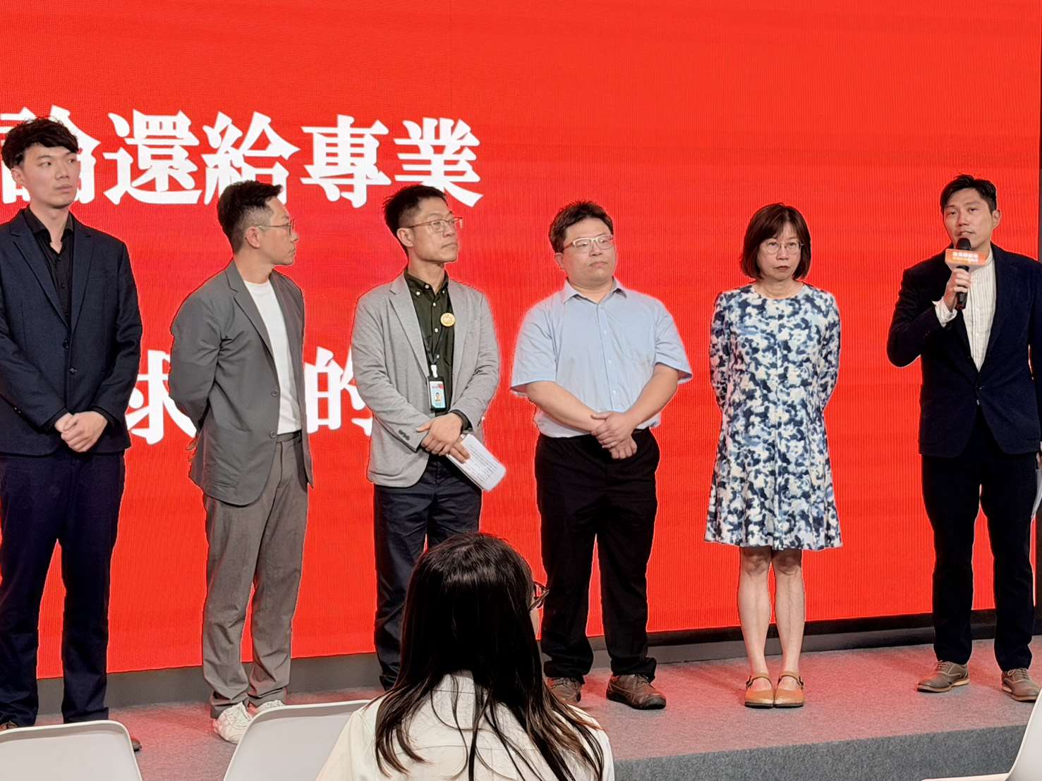 多位公衛、社工及法律專家學者12日召開記者會，呼籲討論毒品防制不應政治汙名化相關減害政策。(鄭佑漢 攝)