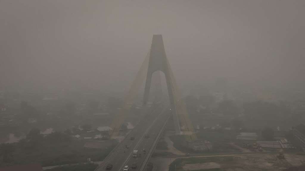 印尼蘇丹阿都查利大橋(Sultan Abdul Jalil Bridge)籠罩在野火產生的濃厚煙霾之中。