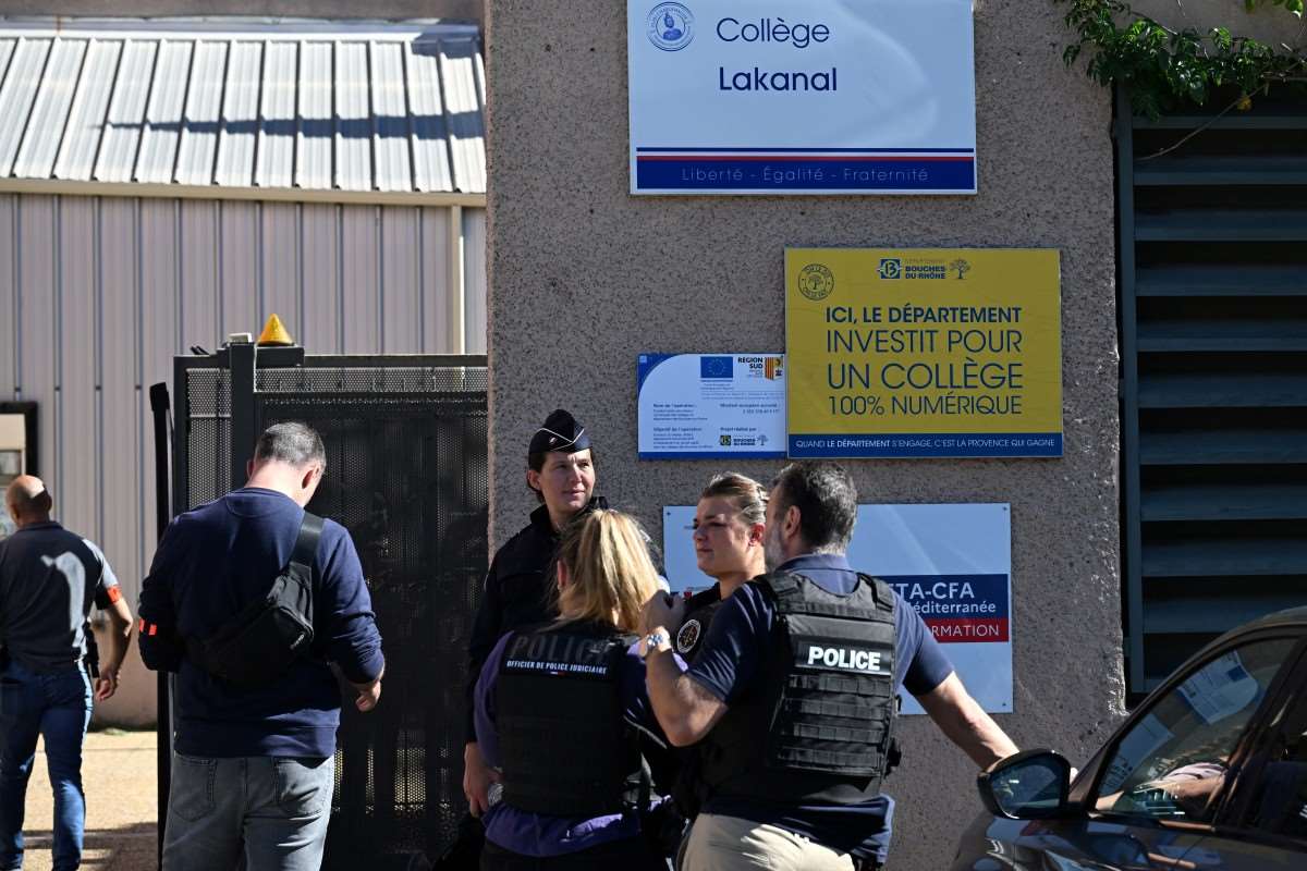 法國警方12日拘留一名手持武器的14歲男學生。該學生涉嫌一起罕見的校園槍擊案，造成校長及一名教師受傷。(AFP)