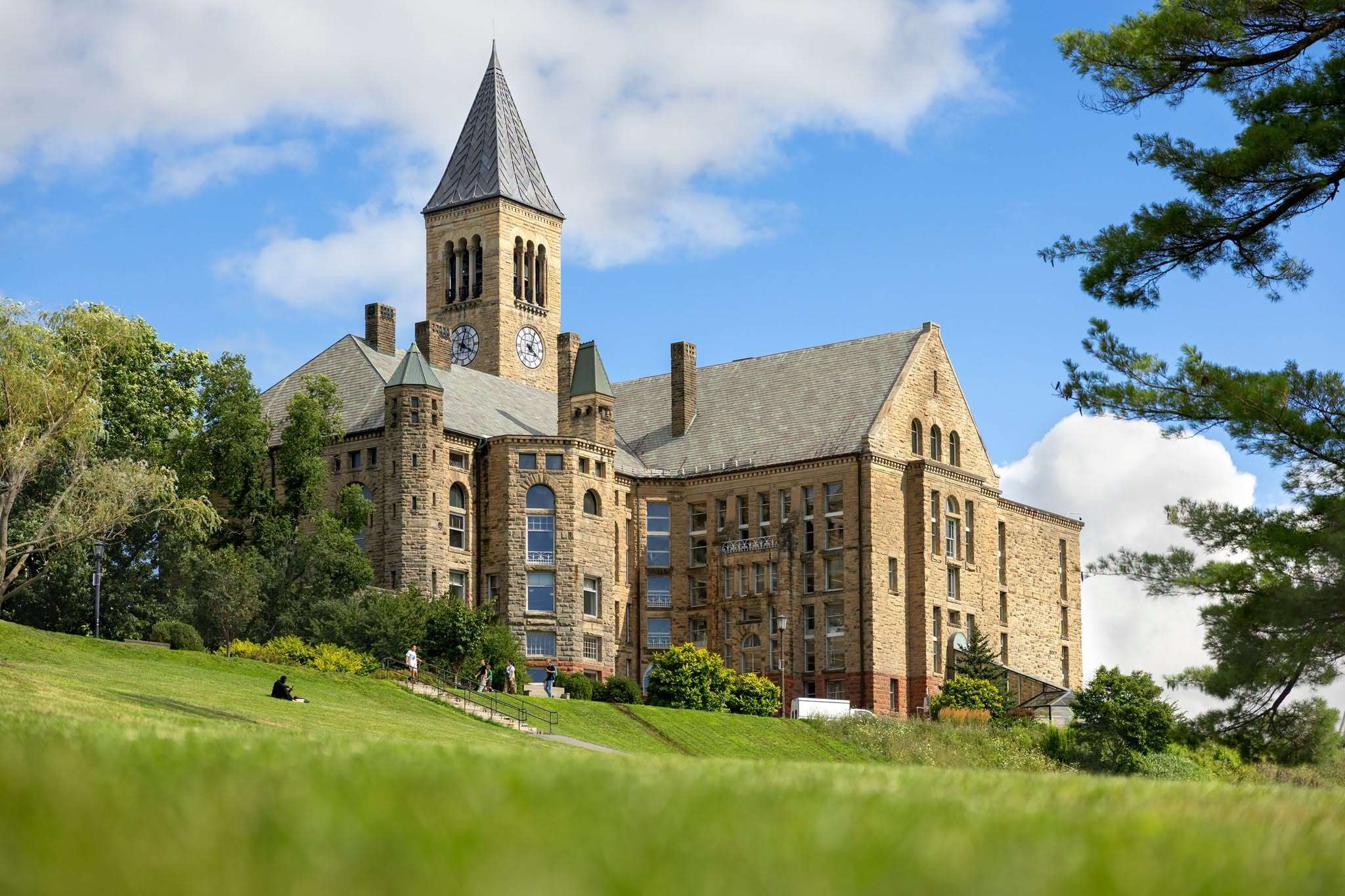 美國康乃爾大學(Cornell University)表示，禁止兄弟會會所舉辦派對和社交活動，直到這個學年結束為止。資料照片。(圖：康乃爾大學臉書)