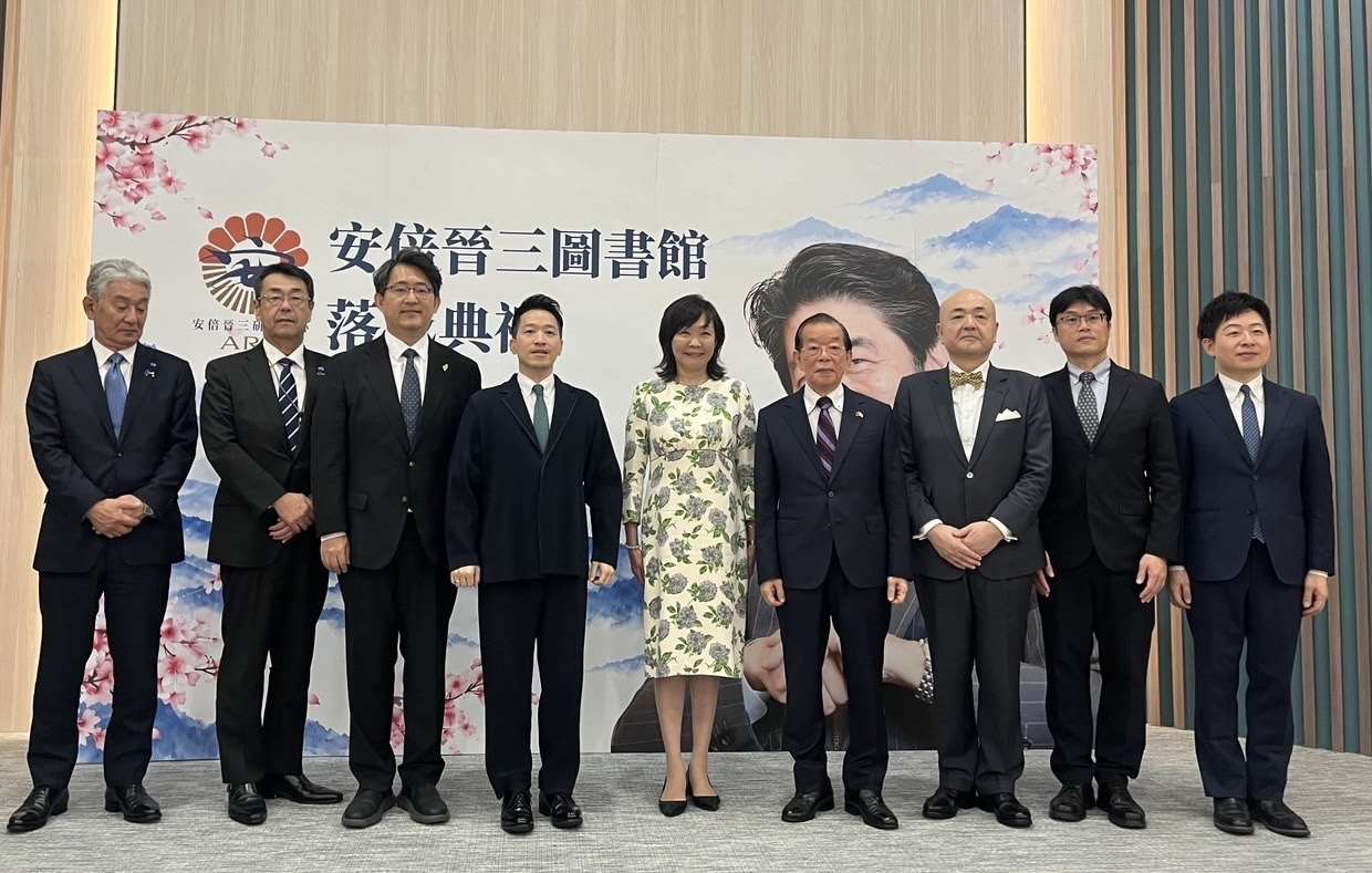 政大安倍圖書館落成啟用，安倍昭惠女士特別來台出席盛會。作者認為，日本安倍前首相留給臺日關係資產，既有情誼，也有戰略思考。圖：安倍晉三研究中心提供